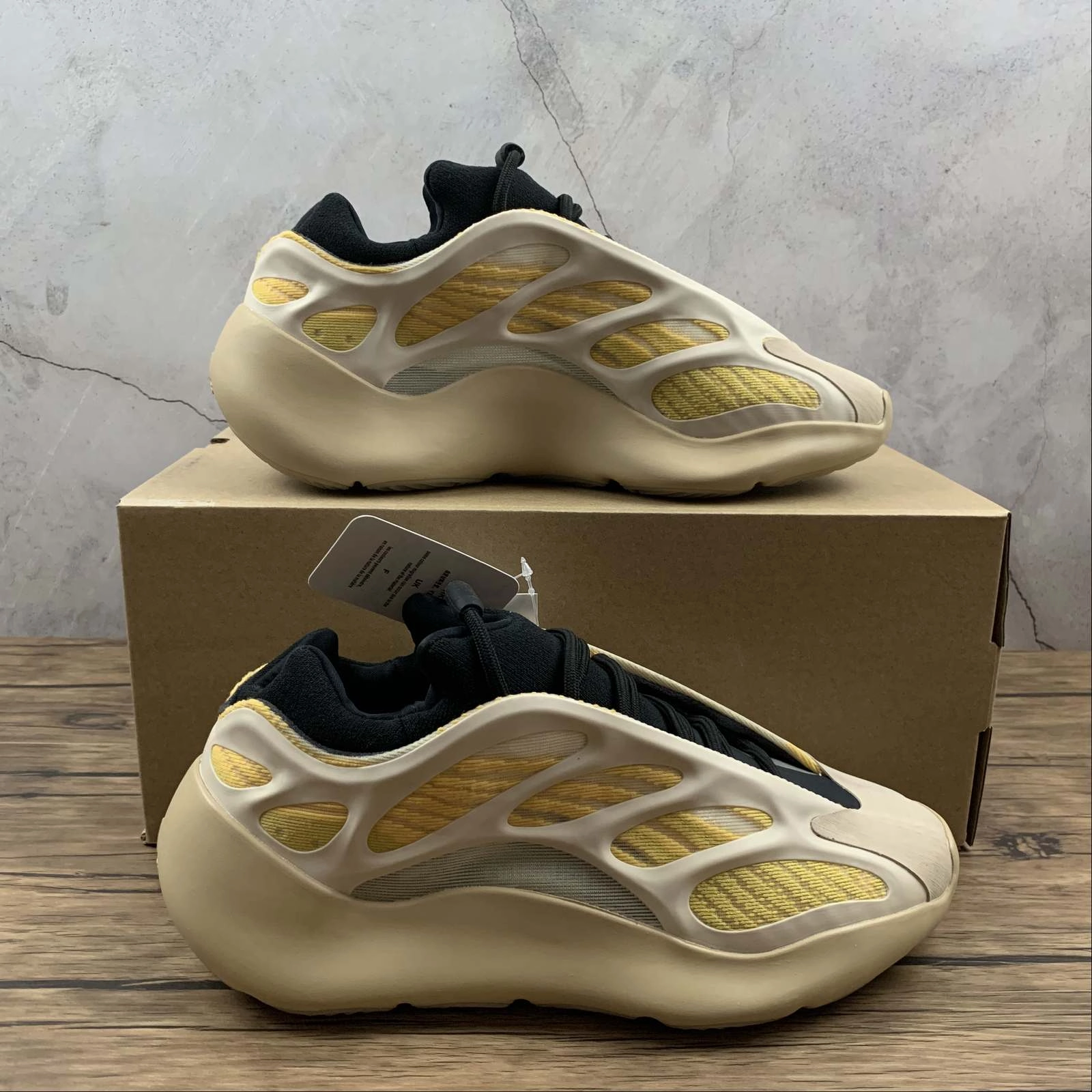 Comfort Wrap Adidas Yeezy Boost 700 V3 Arzareth Azael Safflower G54853