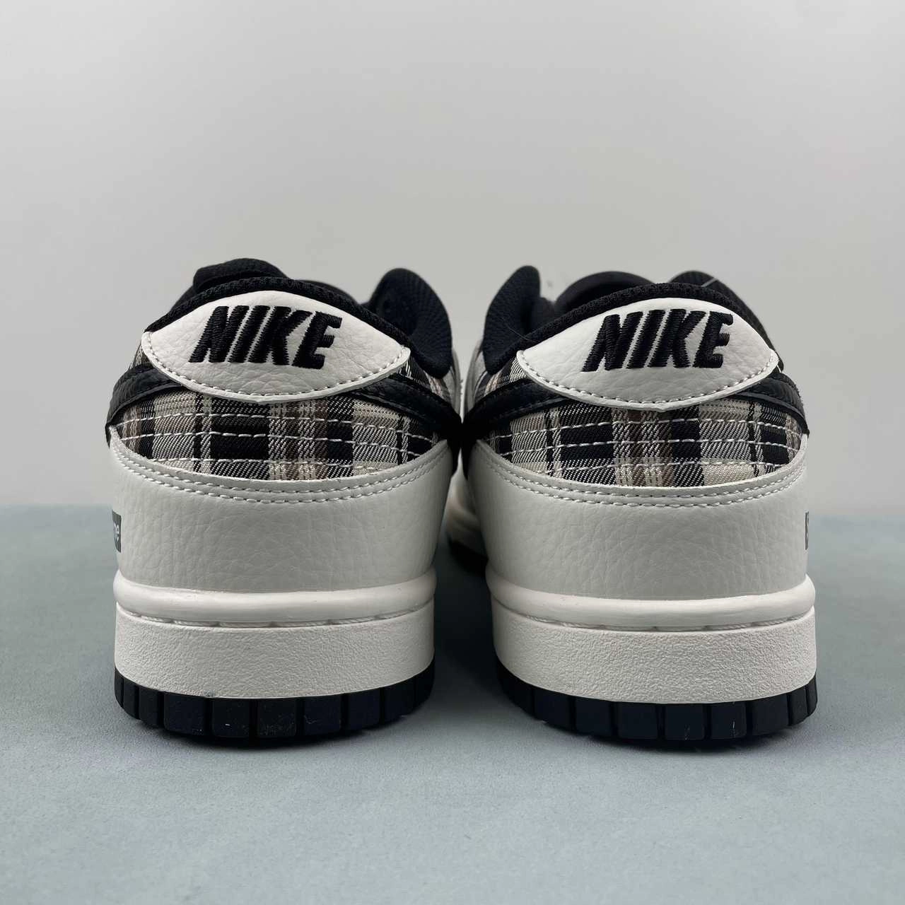 Soft Grip Classy ease Supreme x SB Dunk Low White Black Brown SP1098-061