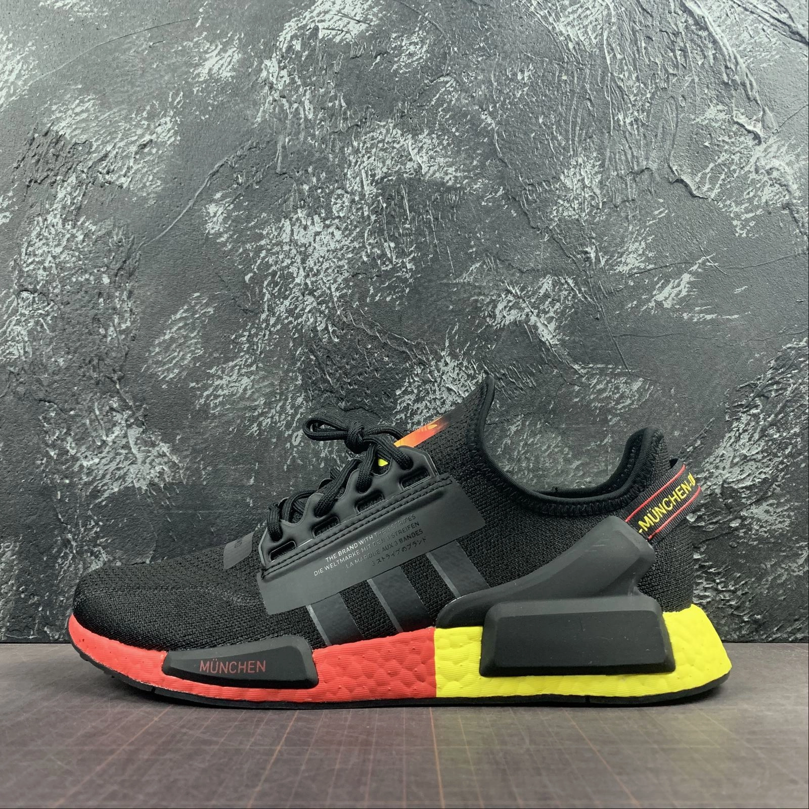 Adidas NMD R1 V2 Munich Beginner runner