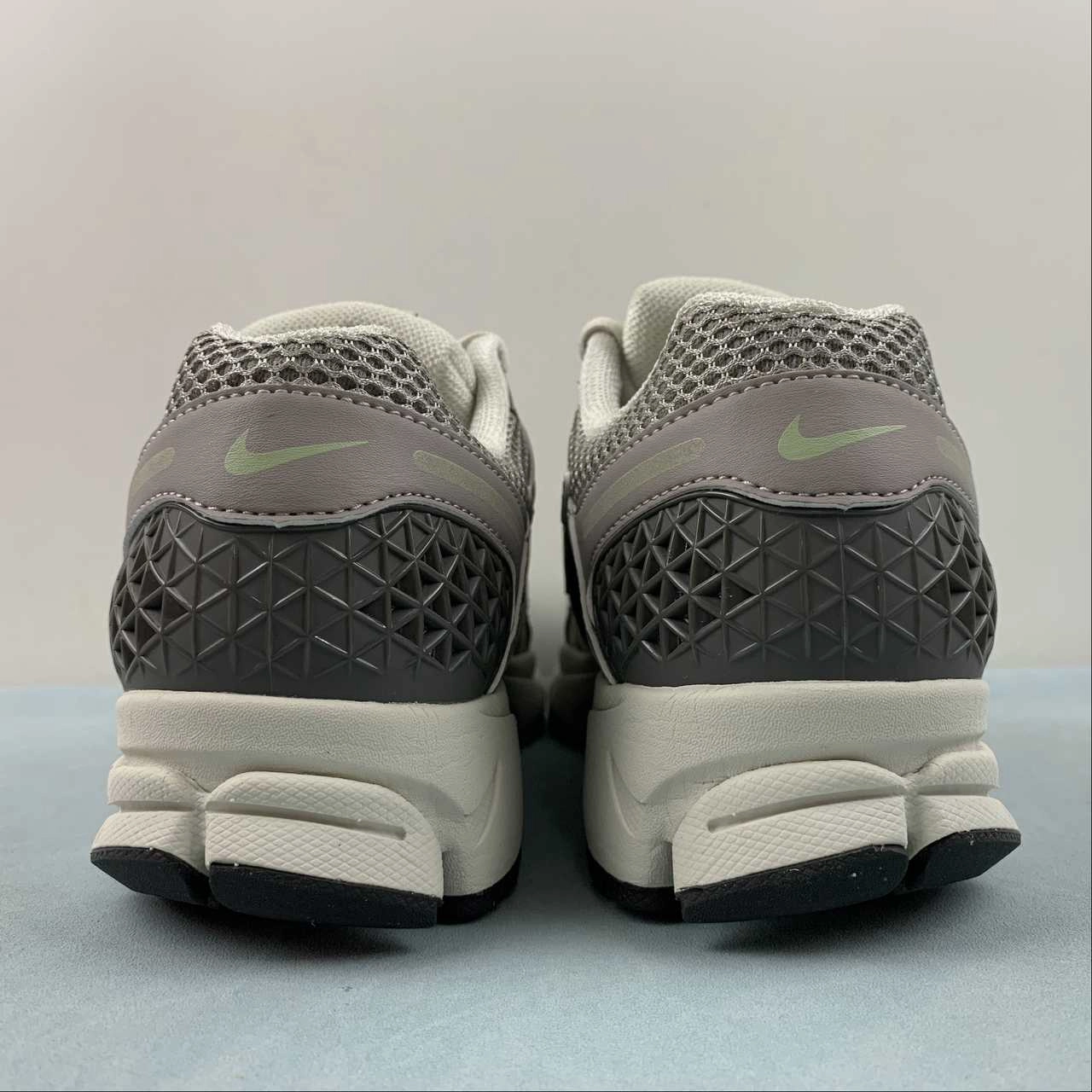 Zoom Vomero 5 Cobblestone Flat Pewter Light Bone FB8825-001 Collar height balances mobility and ankle security