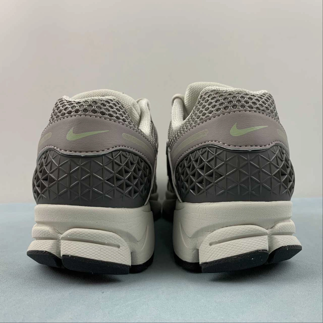 Zoom Vomero 5 Cobblestone Flat Pewter Light Bone FB8825-001 Cushioned Functional Fit