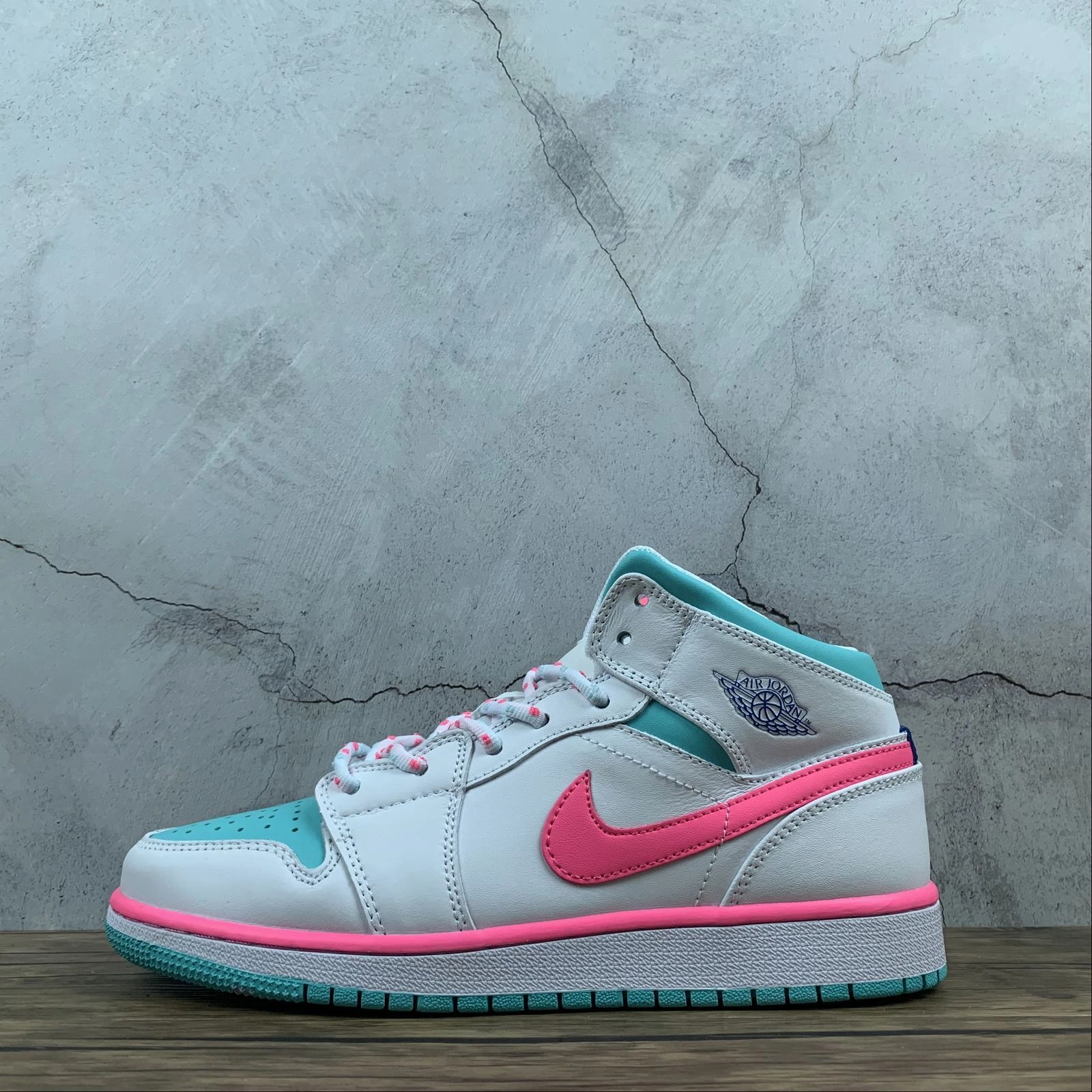 Go Light Air Jordan 1 Mid SE (GS) Pink Aurora Green 555112-102