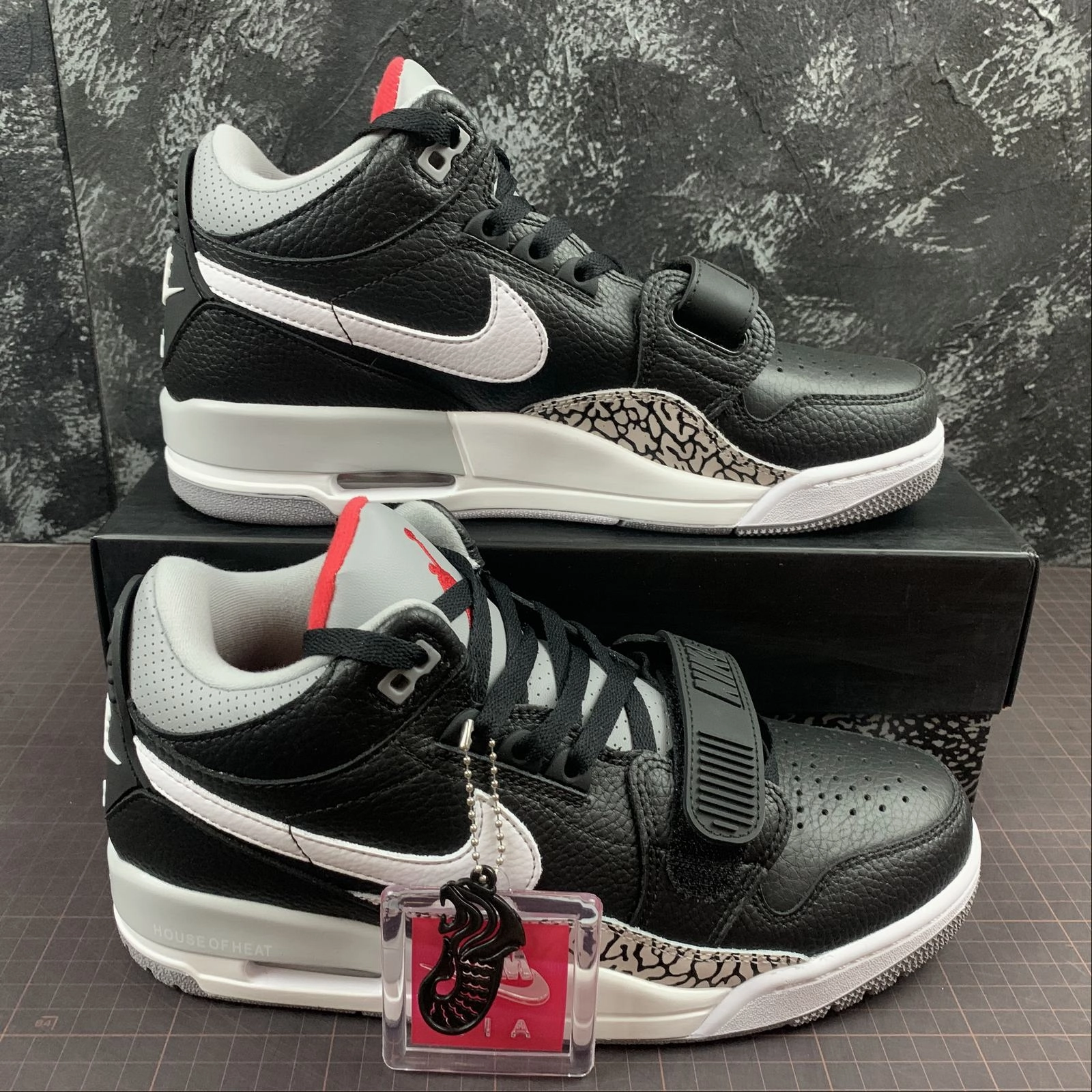 Arch Support System Pro-Level Grip Air Jordan Legacy 312 Low Black White AV3928-001