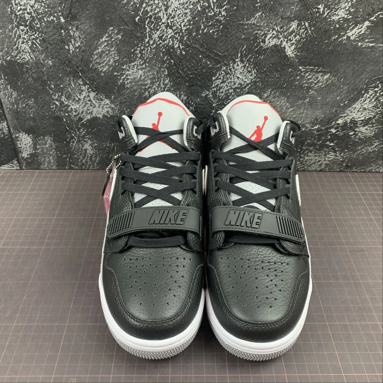 Adjustable lace MidTopStyle Air Jordan Legacy 312 Low Black White AV3928-001