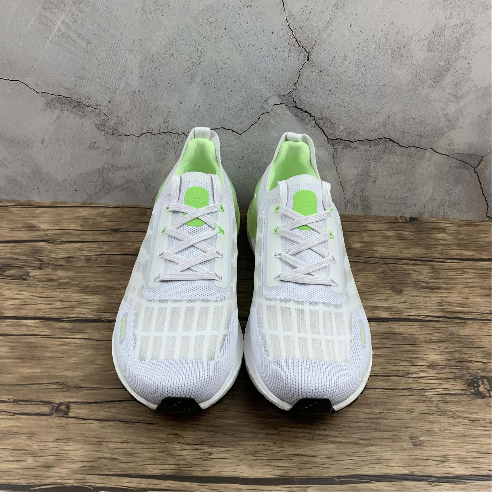 Neutral Look Adidas UltraBoost S.RDY Grey Fluorescent Green