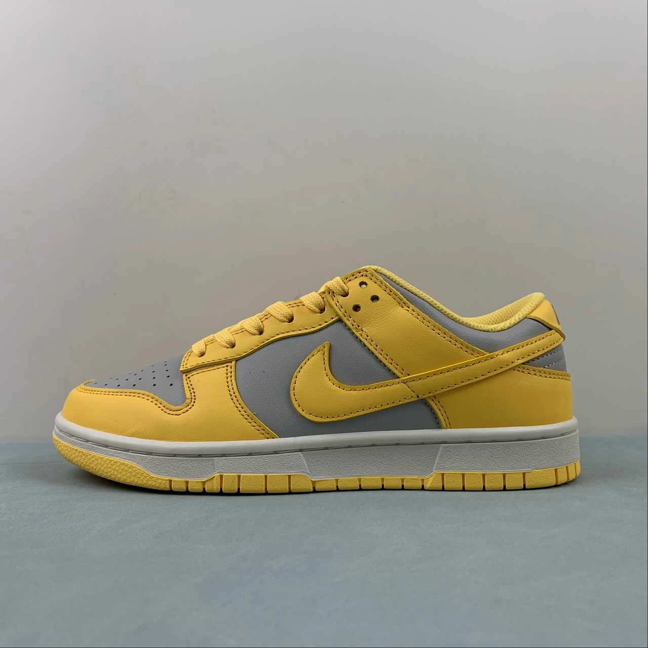 SB Dunk Low Citron Pulse Light Bone Citron Pulse Sail DD1503-002 Foot Motion