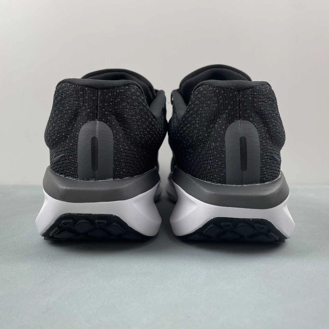 slim cut Air Winflo 11 White Black FJ9509-001