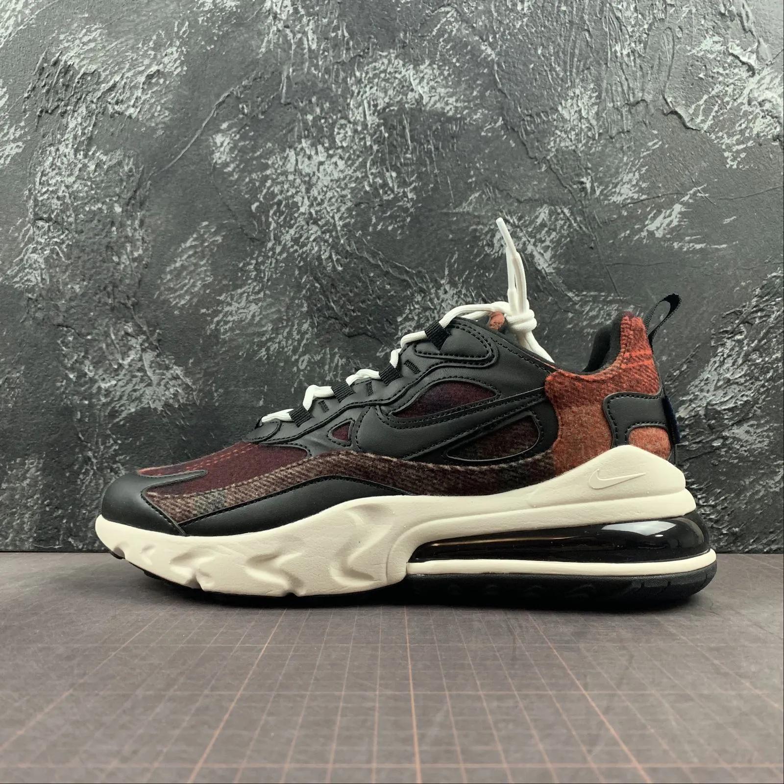 Brooks Ghost running in a desert oasis area shoes Air Max 270 React PENDLETON ID Multi-Color 2 CQ7388-991