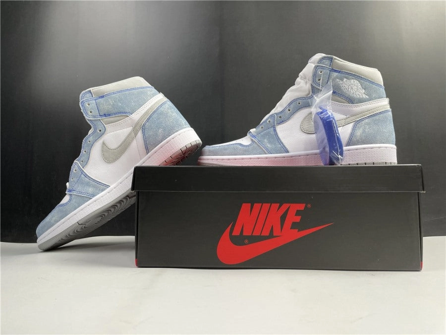 Seamless lining Air Jordan 1 Retro High OG Hyper Royal (2021) 555088-402