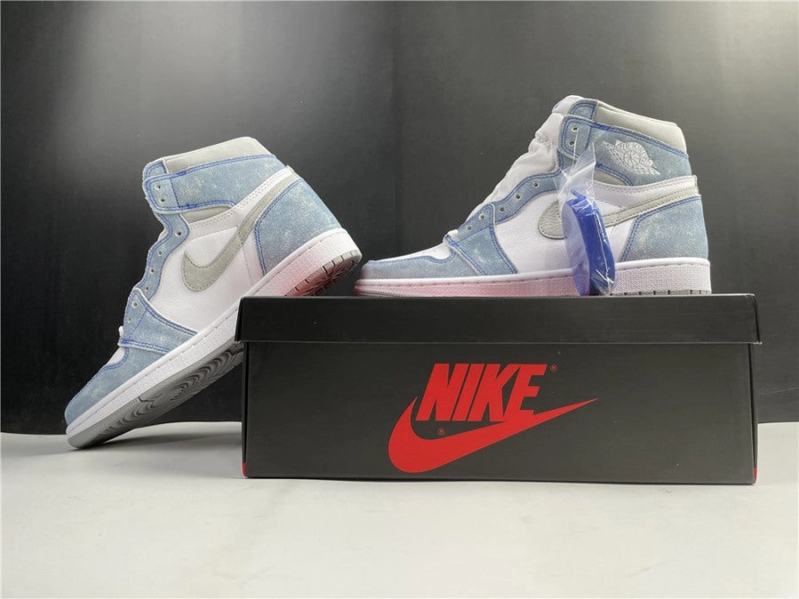 Air Jordan 1 Retro High OG Hyper Royal (2021) 555088-402 Ergonomic Heel Cup Design