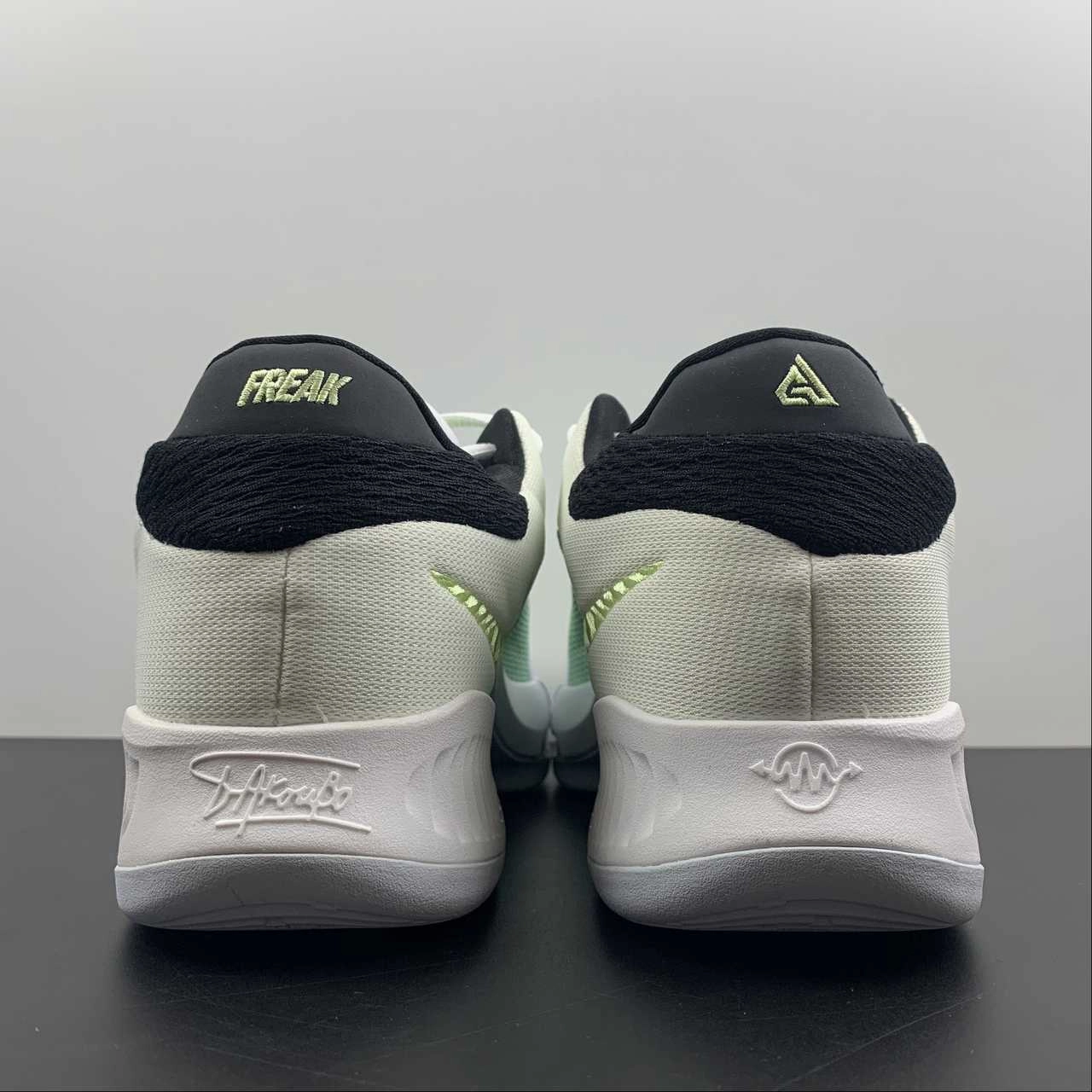 Walking Use Training Flow Zoom Freak 4 EP White Grass Green DJ6149-100