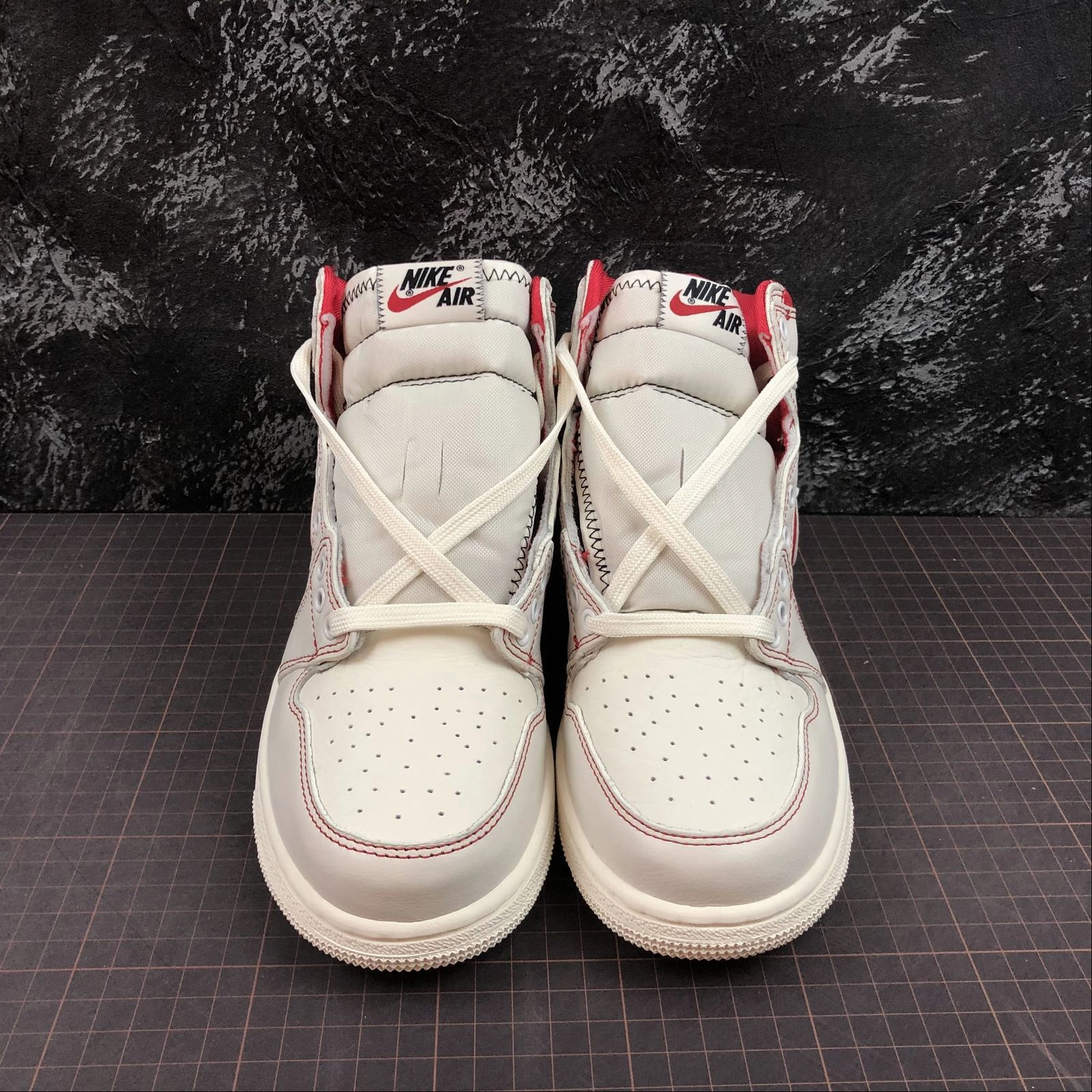 Move Swiftly Lightweight Canvas Air Jordan 1 Retro High OG Phantom 555088-160