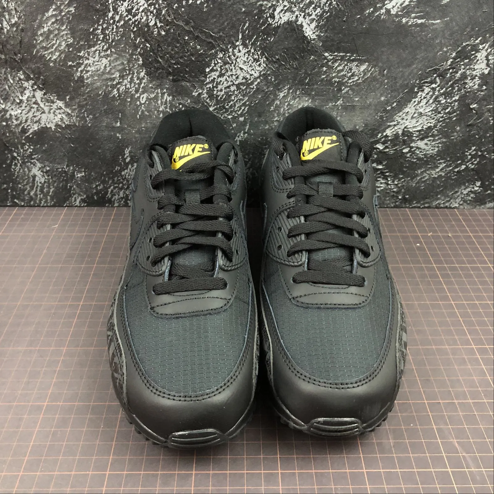 cross - country running footwear running in a canyon shoes Air Max 90 Essential Yellow Black BQ4685-001