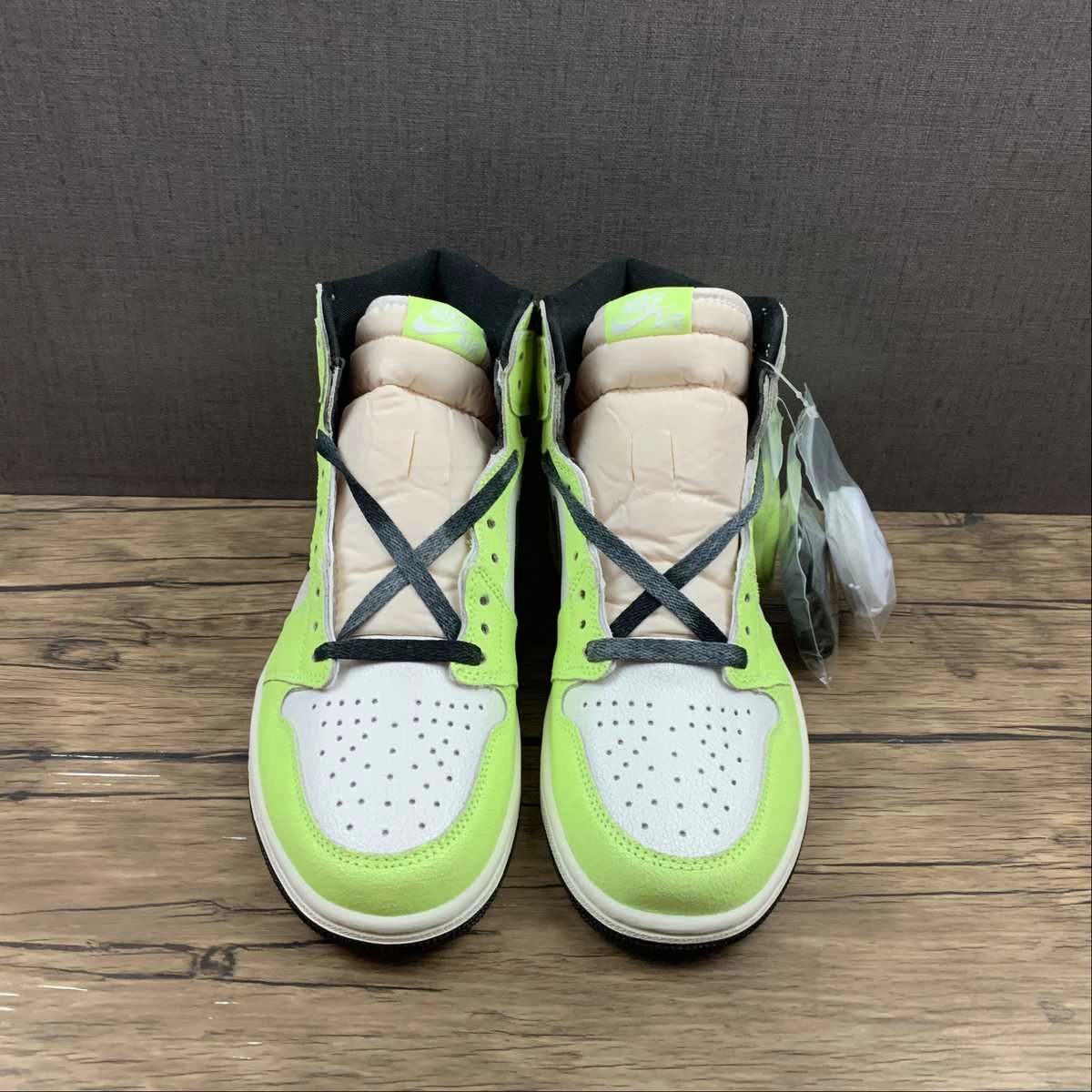 Cushioning Cloud Tech Air Jordan 1 Retro High OG Volt Black-White (2021) 555088-702