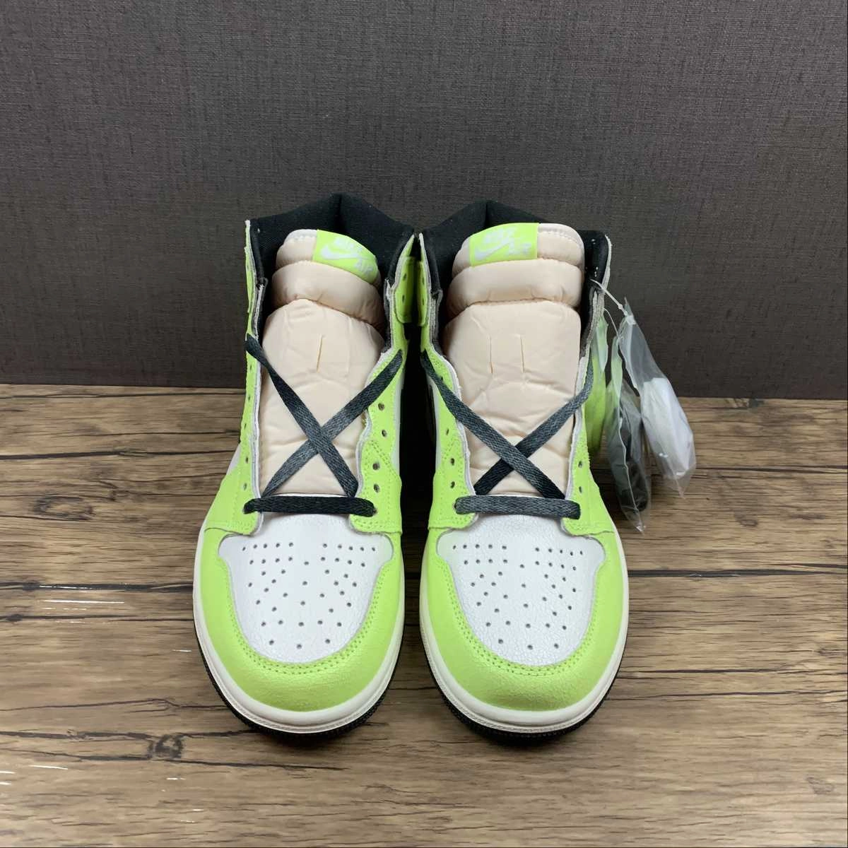 Air Jordan 1 Retro High OG Volt Black-White (2021) 555088-702 Pressure Dispersion Pods Everyday Sports