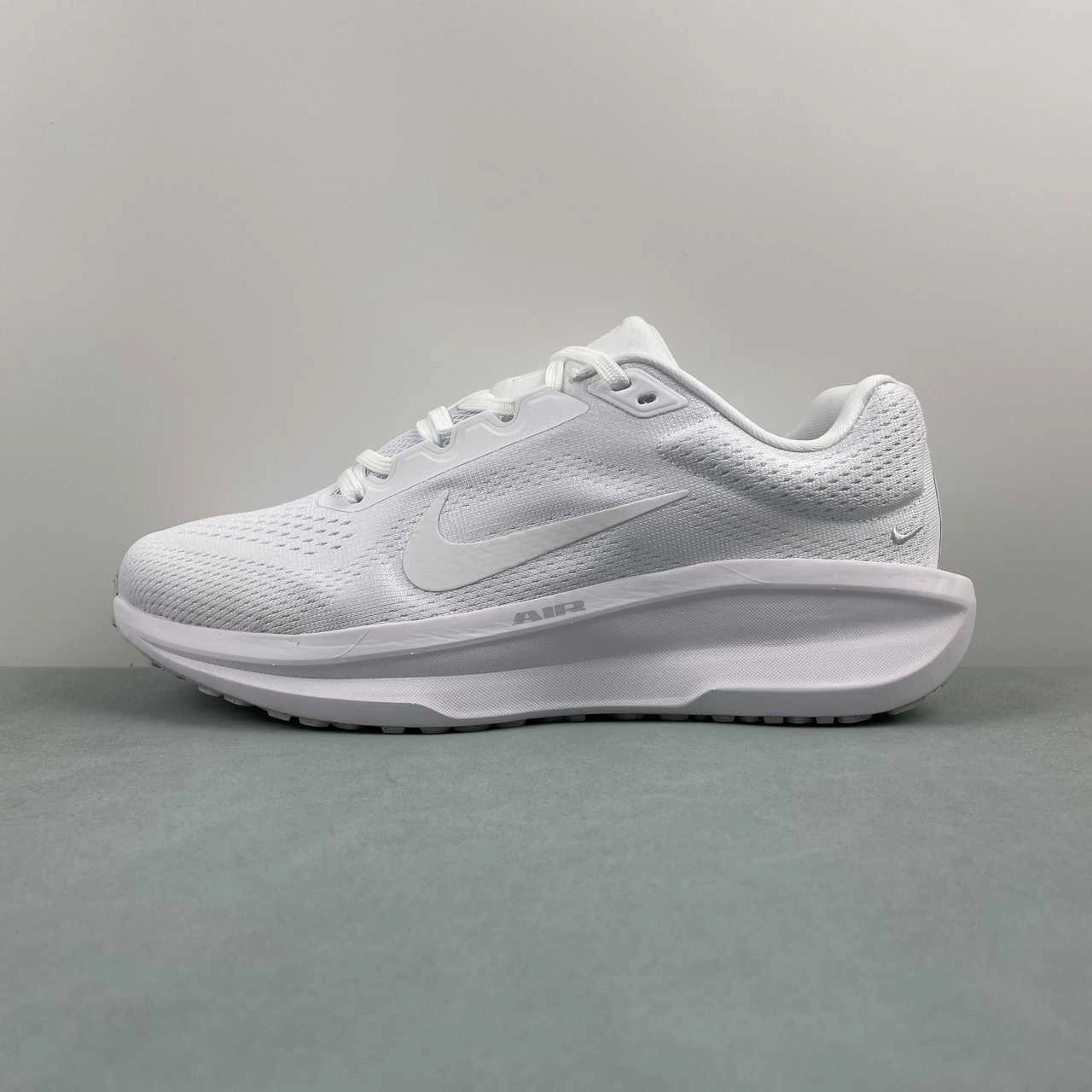 Insole shape follows ergonomic design principles Trail grip Air Winflo 11 White Photon Powder White FJ9509-100