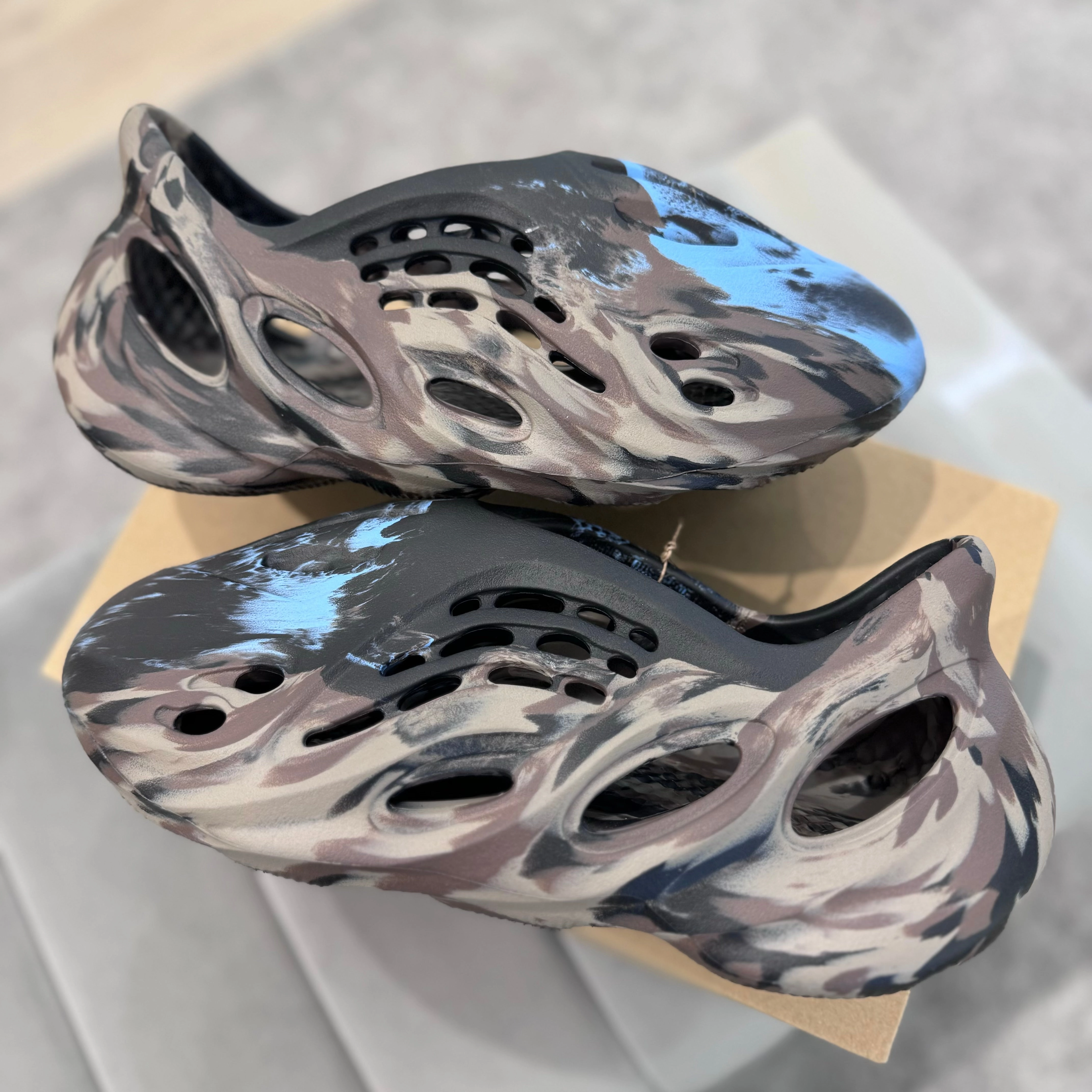 YEEZY FOAMRUNNER 'MX CINDER?? Thong Style Water-Friendly