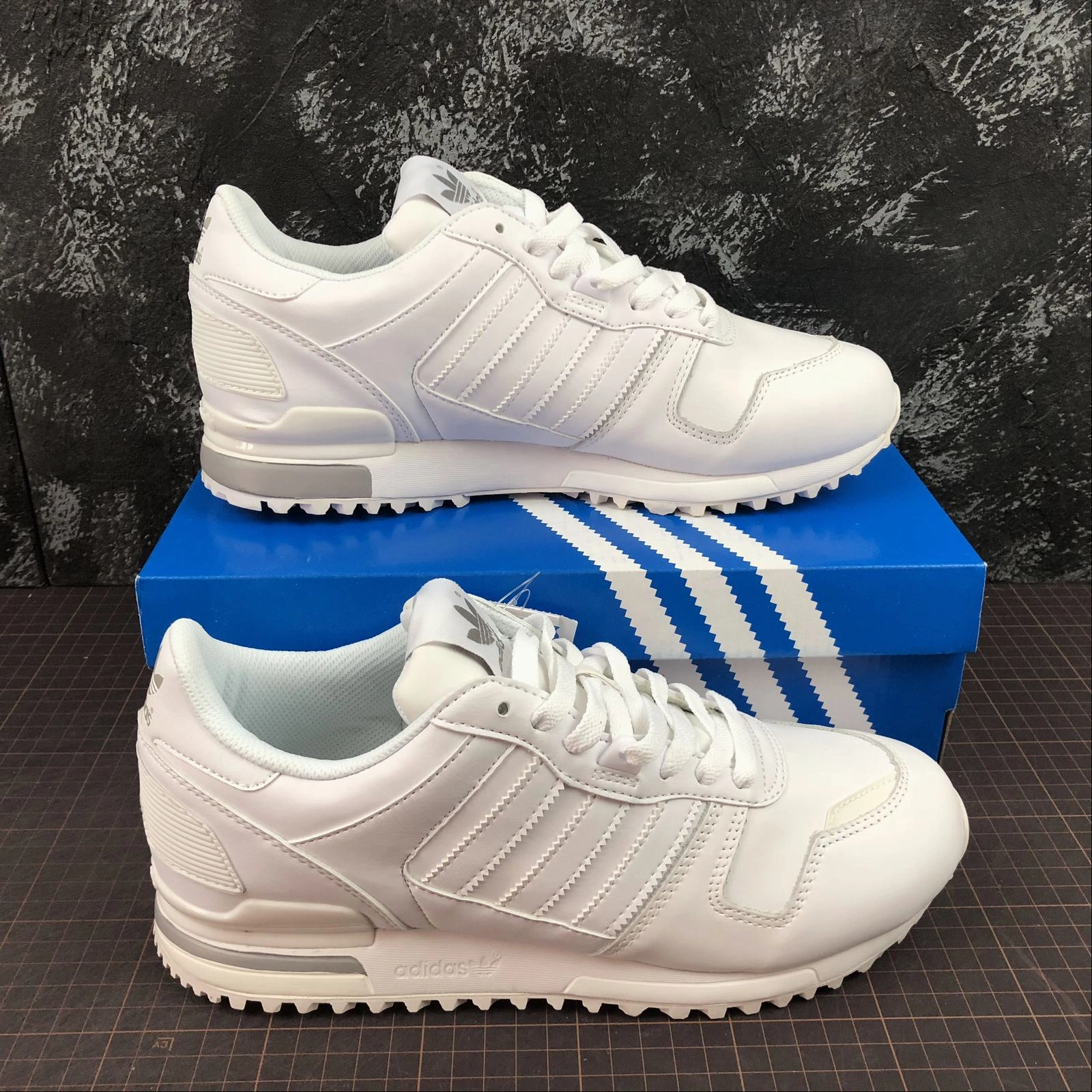 Comfort - enhanced Premium Cushion Adidas ZX700 White White Alunim G62110