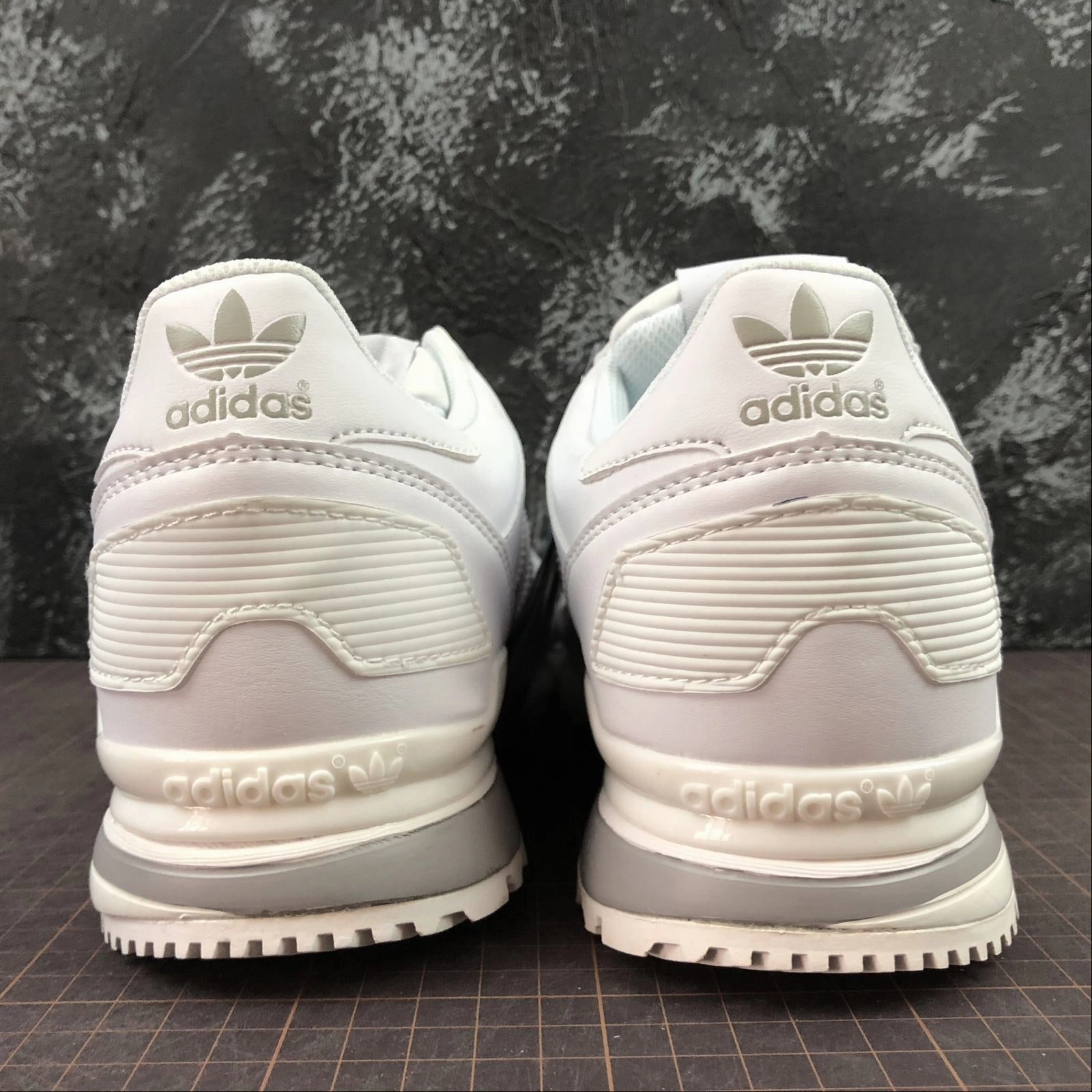 early morning running shoes flexible nylon shoes Adidas ZX700 White White Alunim G62110