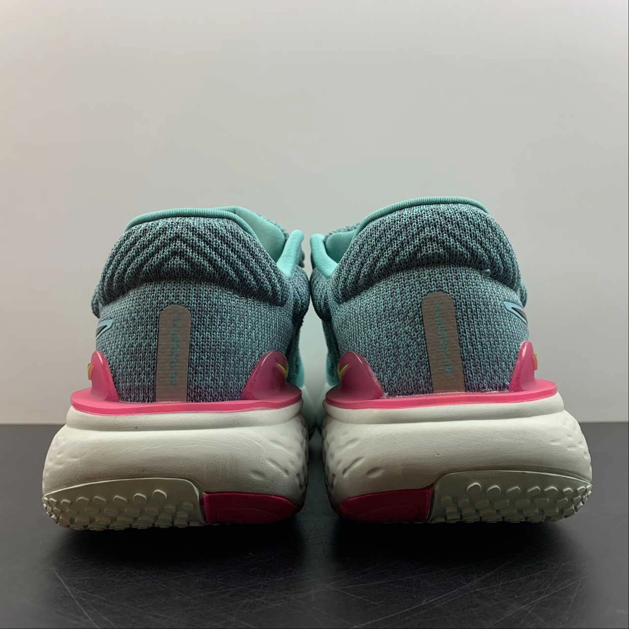 Cardio Routine Long-wearing foam maintains shape and rebound ZOOMX Invincible Run FK 2 Light Green DC9993-300