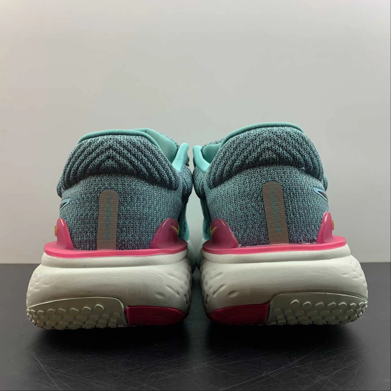 Quick Switch Designed to reduce strain in high-pressure zones ZOOMX Invincible Run FK 2 Light Green DC9993-300