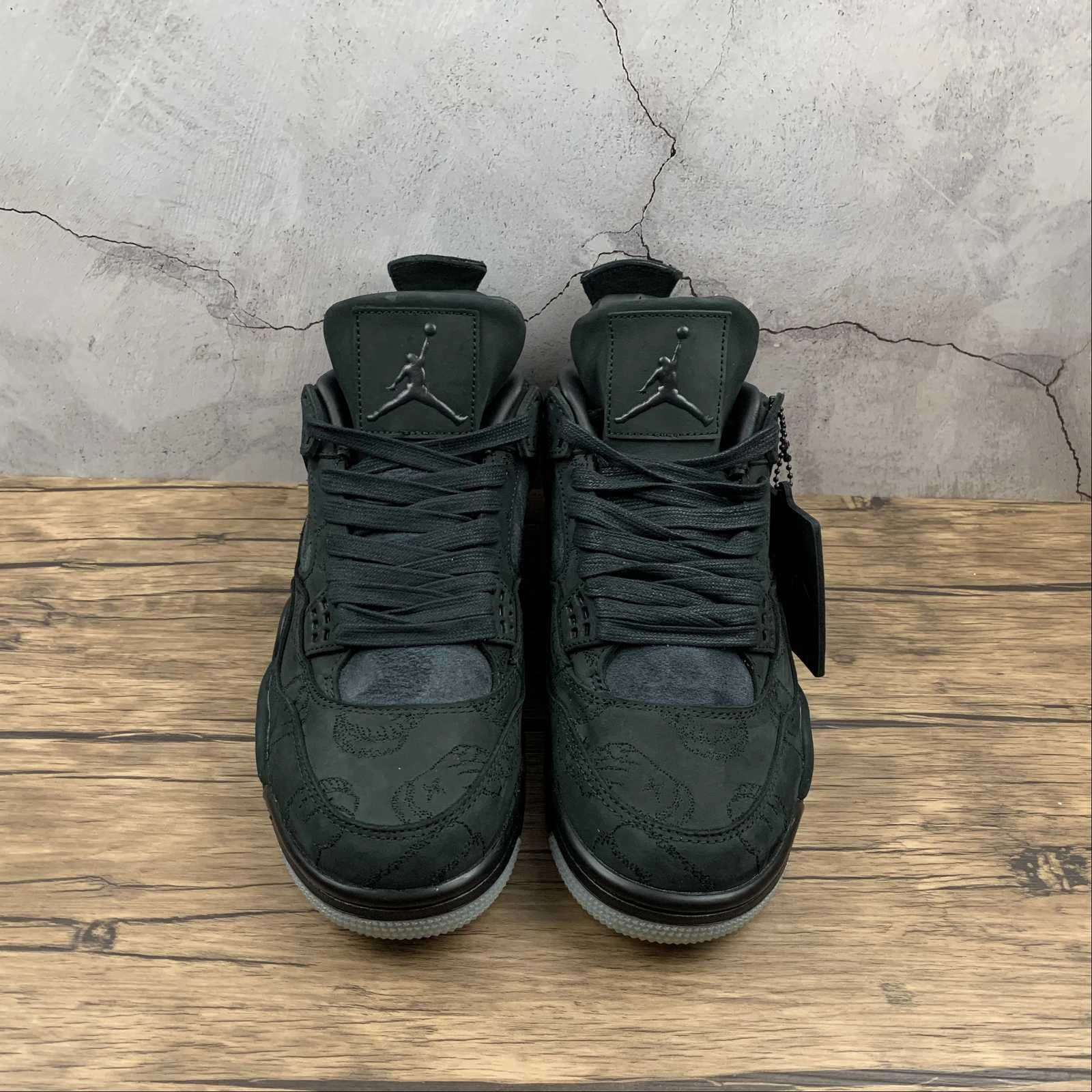 Kaws x Air Jordan 4 Retro Black 930155-001 Streamlined grip