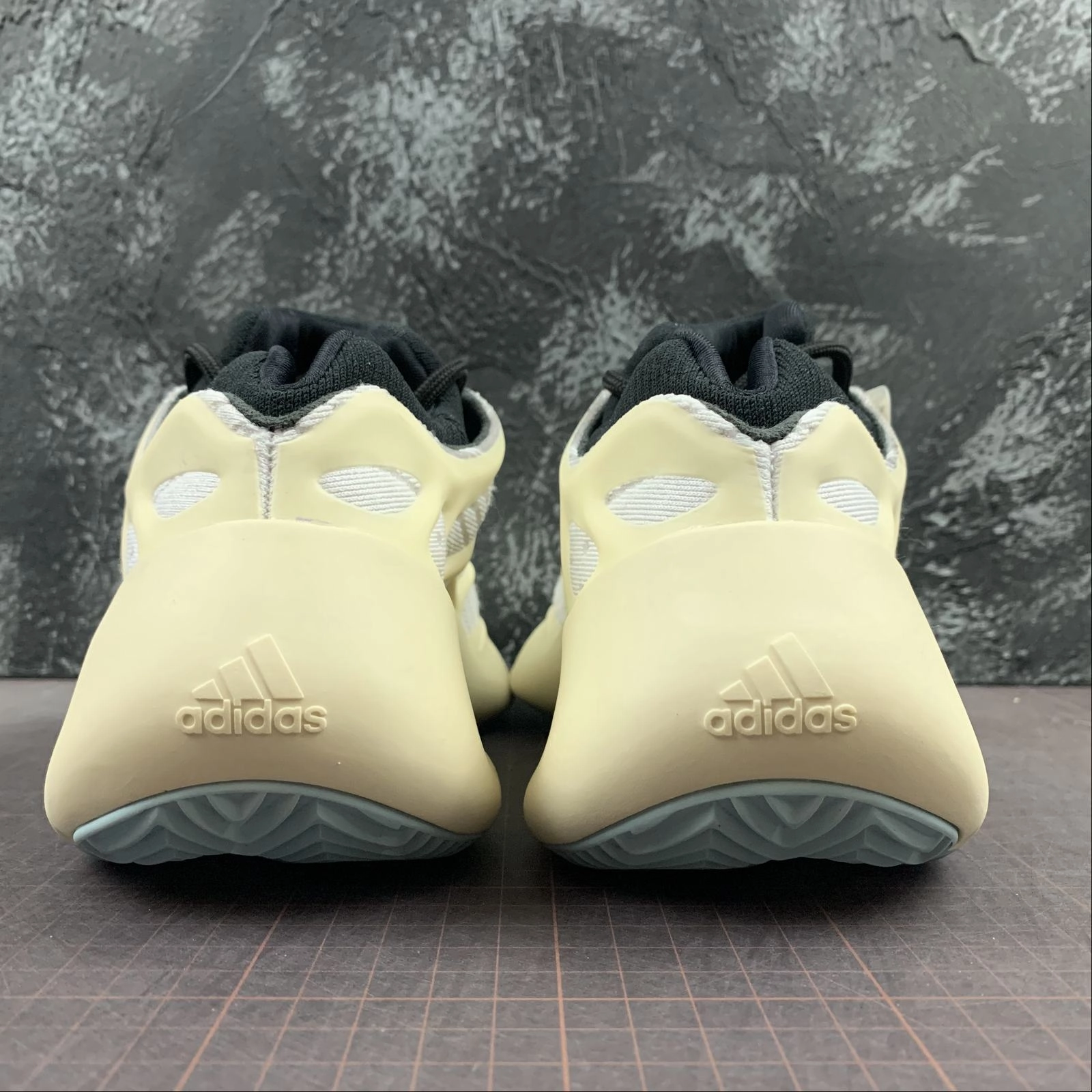 circuit - training running shoes Racing Adidas Yeezy Boost 700 V3 Azael FW4980