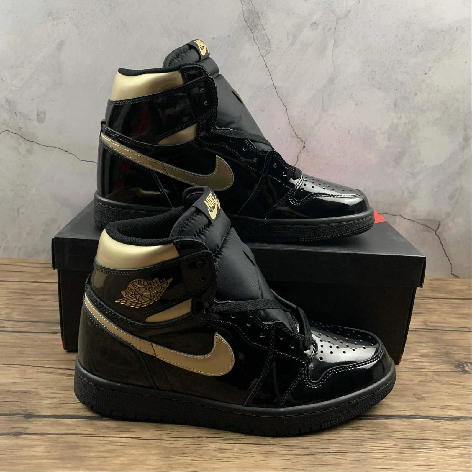 Base Comfort Air Jordan 1 Mid Black Metallic Gold