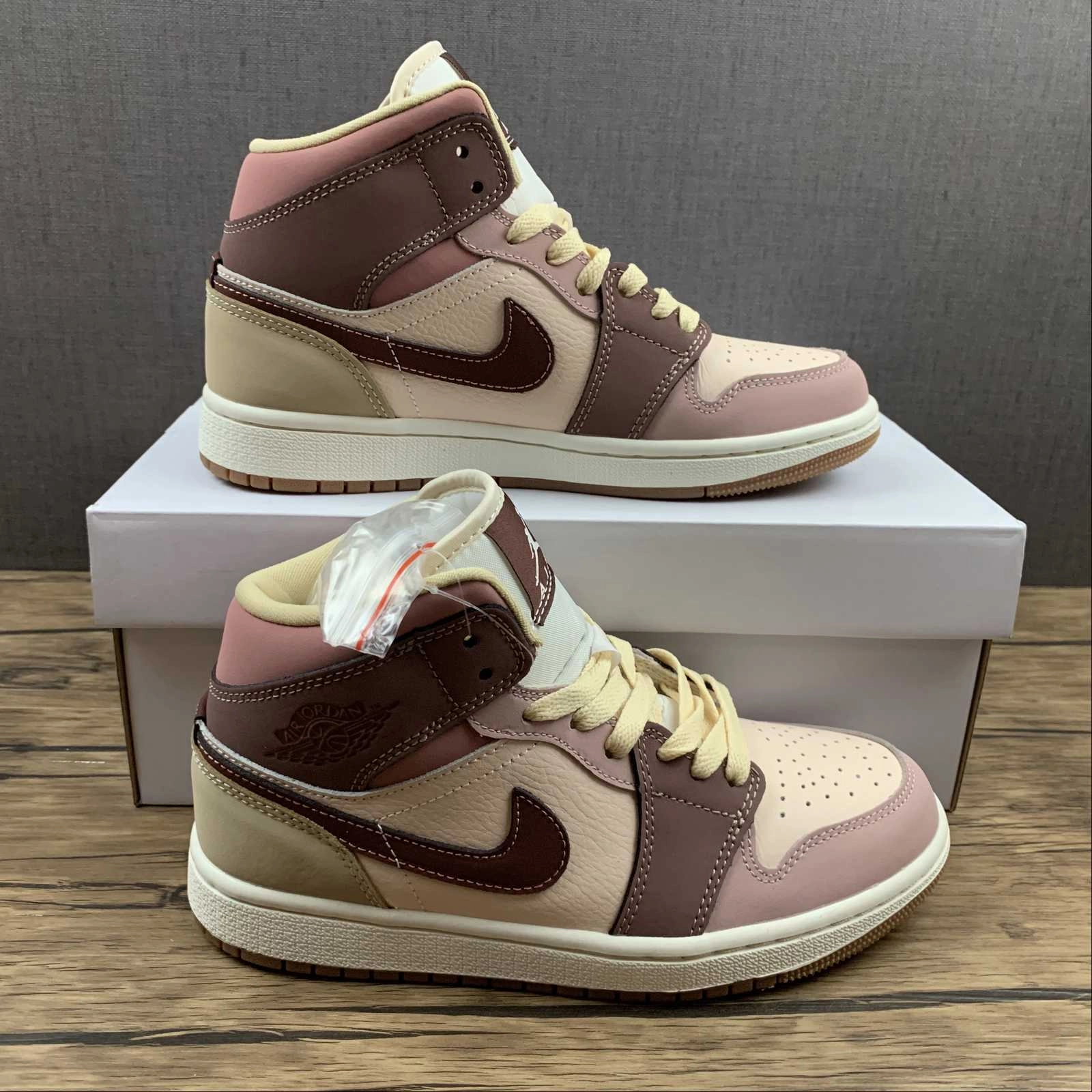 Dynamic chic Air Jordan 1 Mid SE Barely Orange Dark Pony (2021) DO7440-821