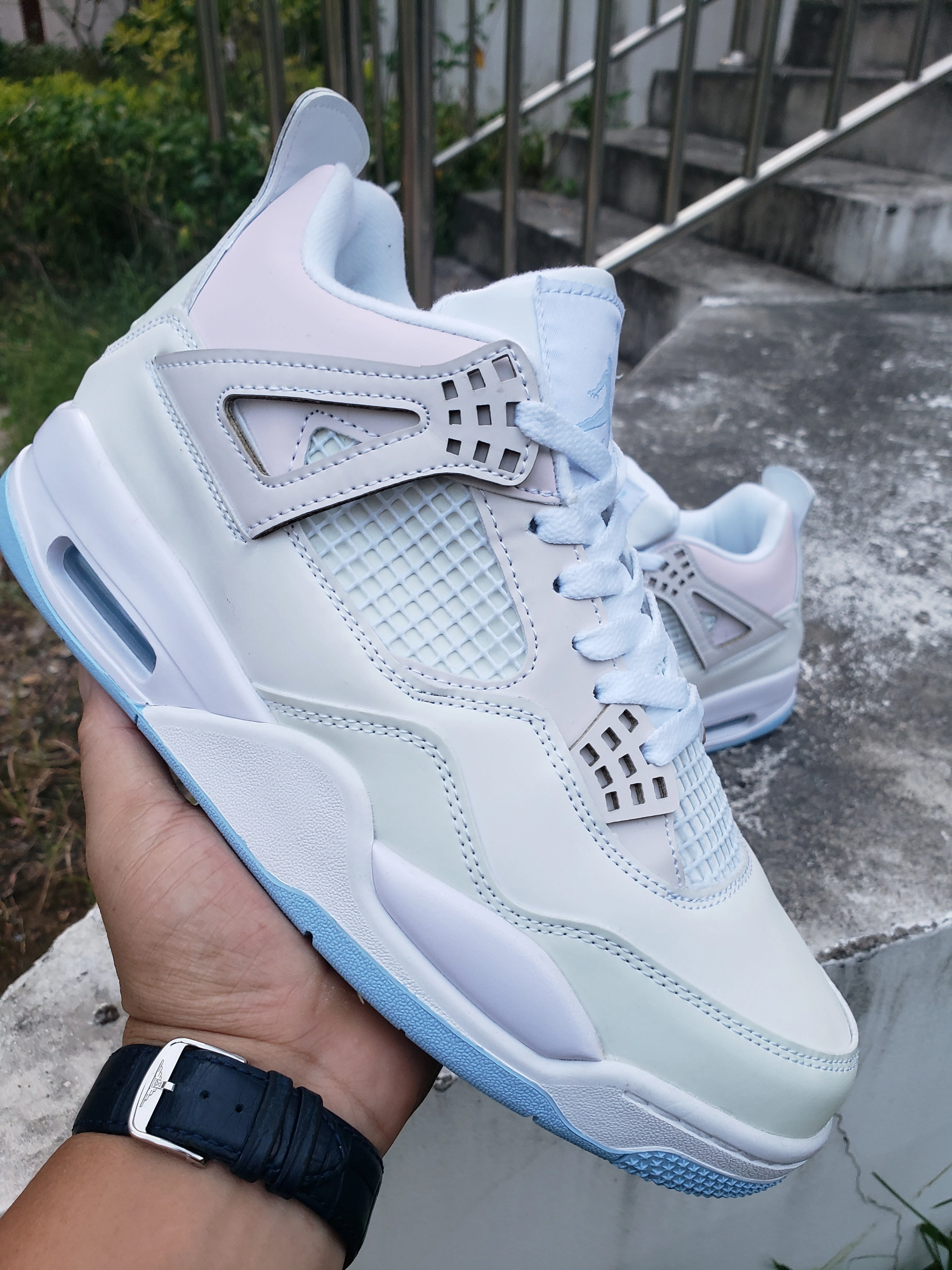 Flexible Outsole Design Air Jordan 4 Retro UV Reaction Sunlight Change Colors