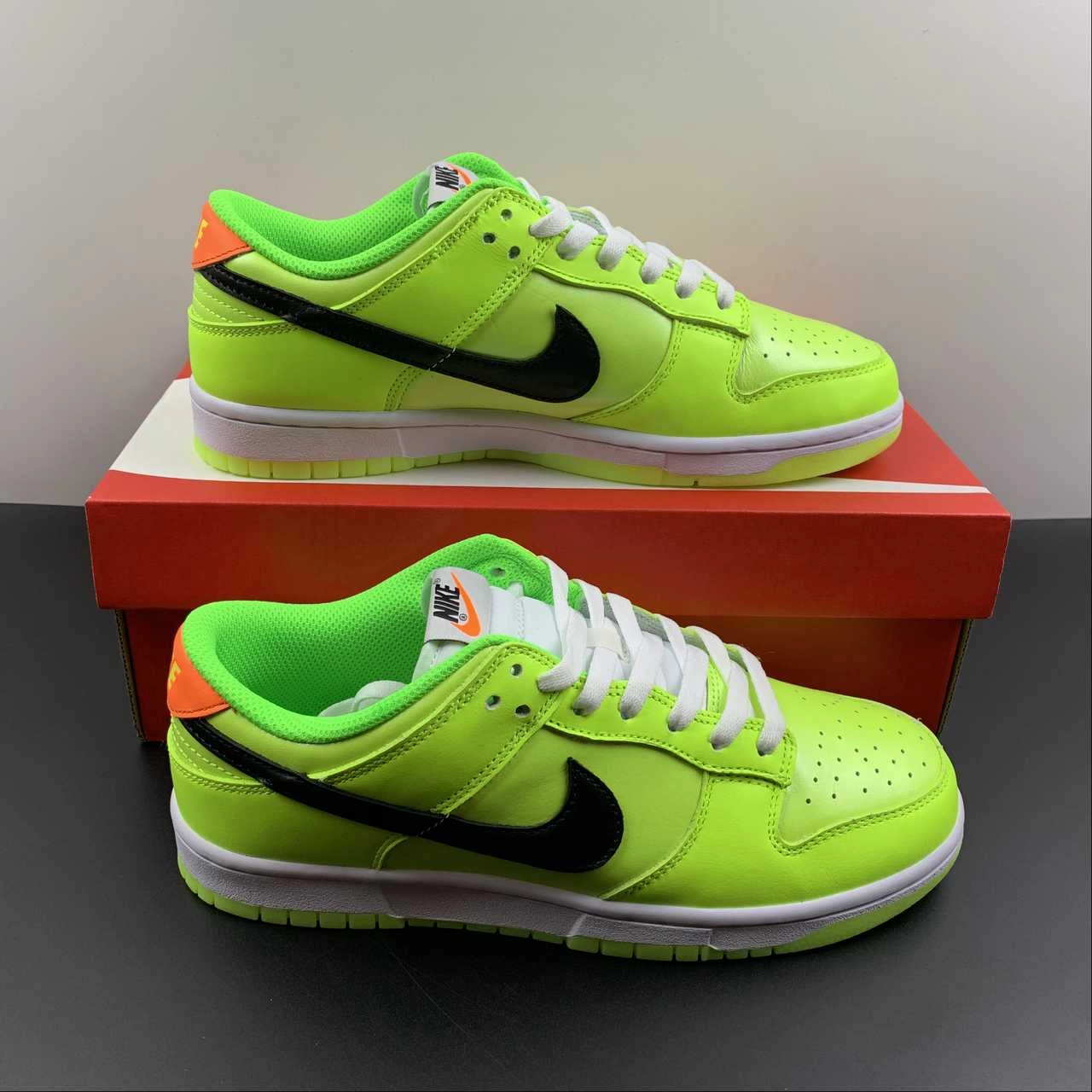 SB Dunk Low Glow in the Dark Venom Green Black Glow FJ4610-702 Active Movement