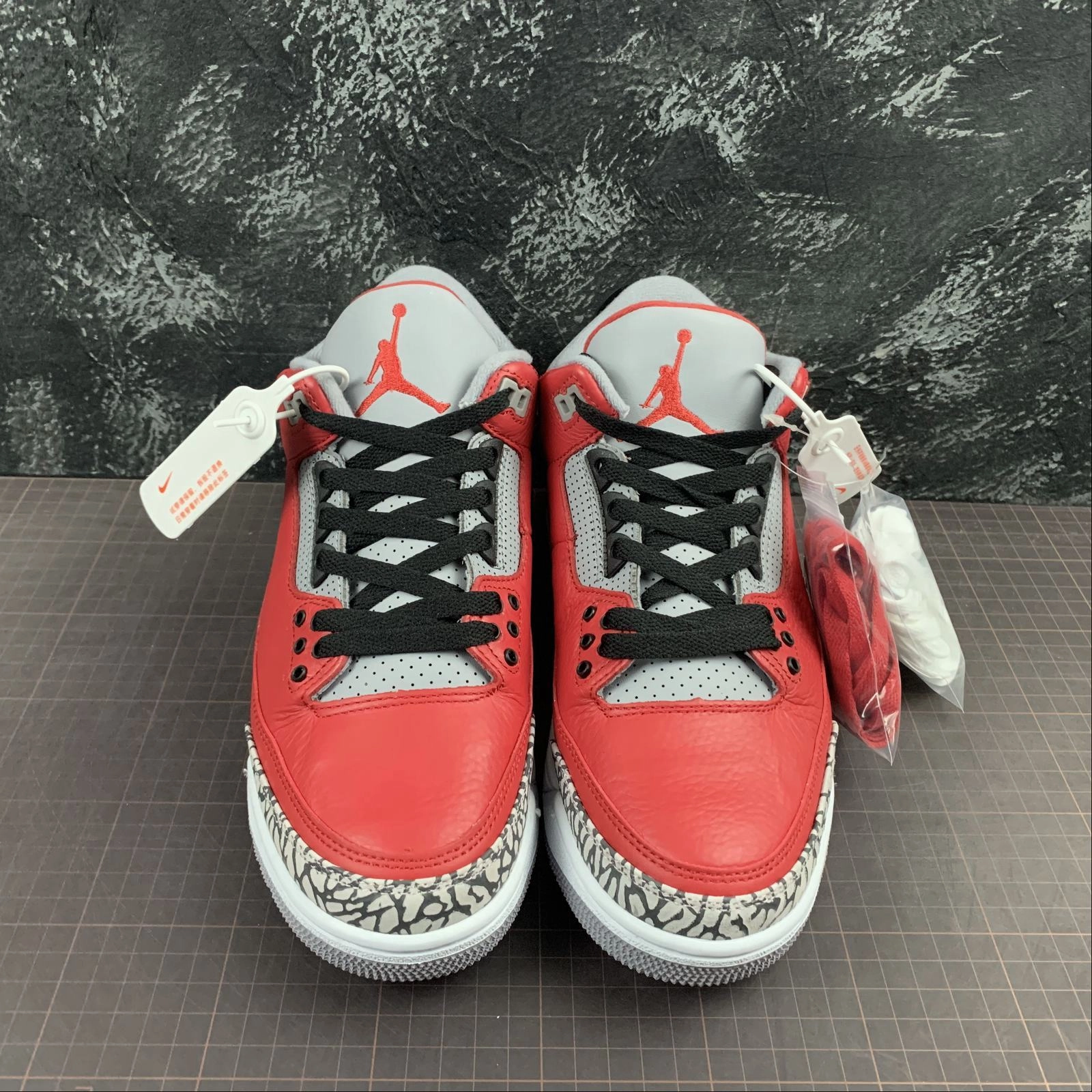 Dribble Step Air Jordan 3 Retro SE Fire Red Fire Red-Grey CK5692-600