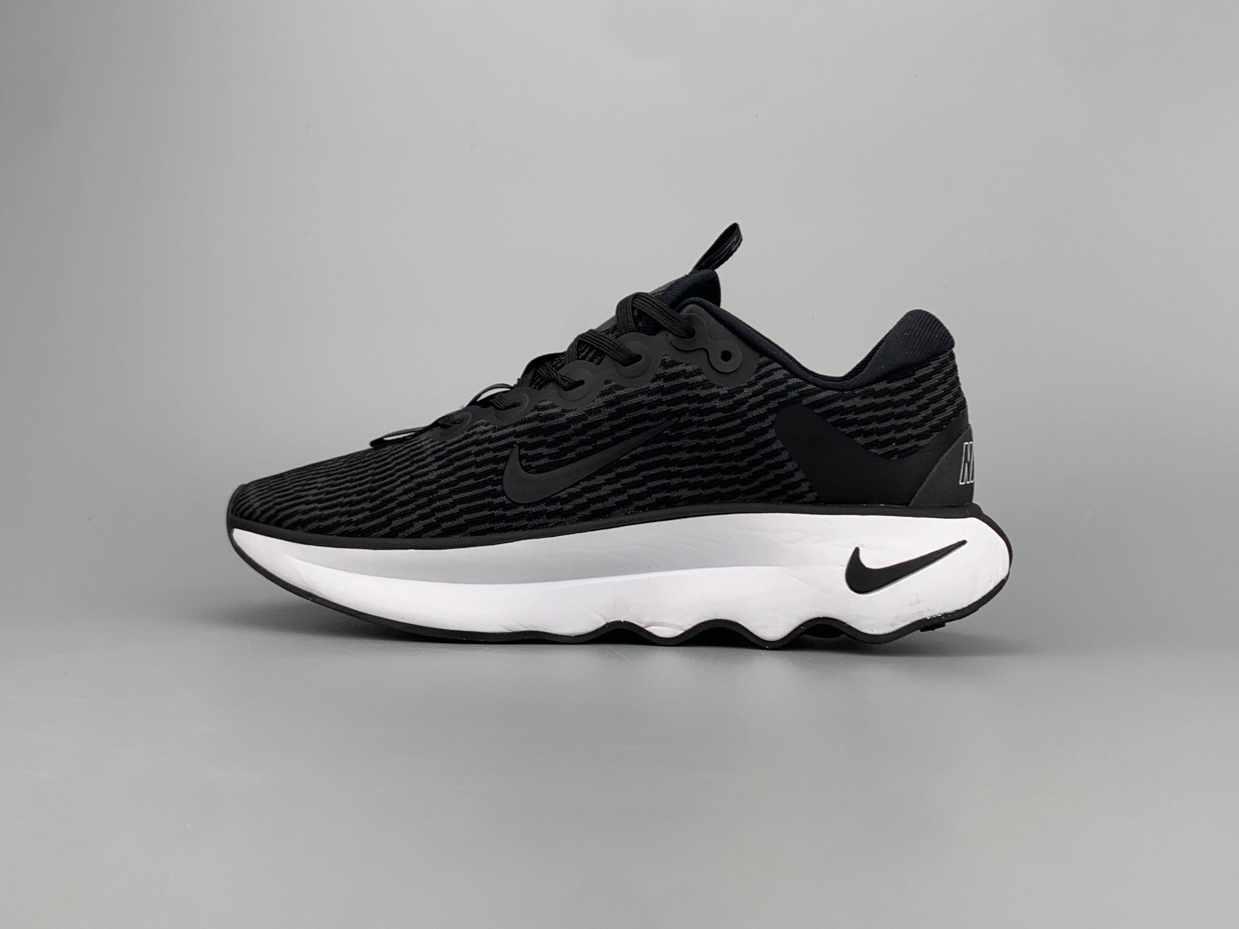 Nike Motiva Black White Anthracite DV1237-001 royal - event running wear