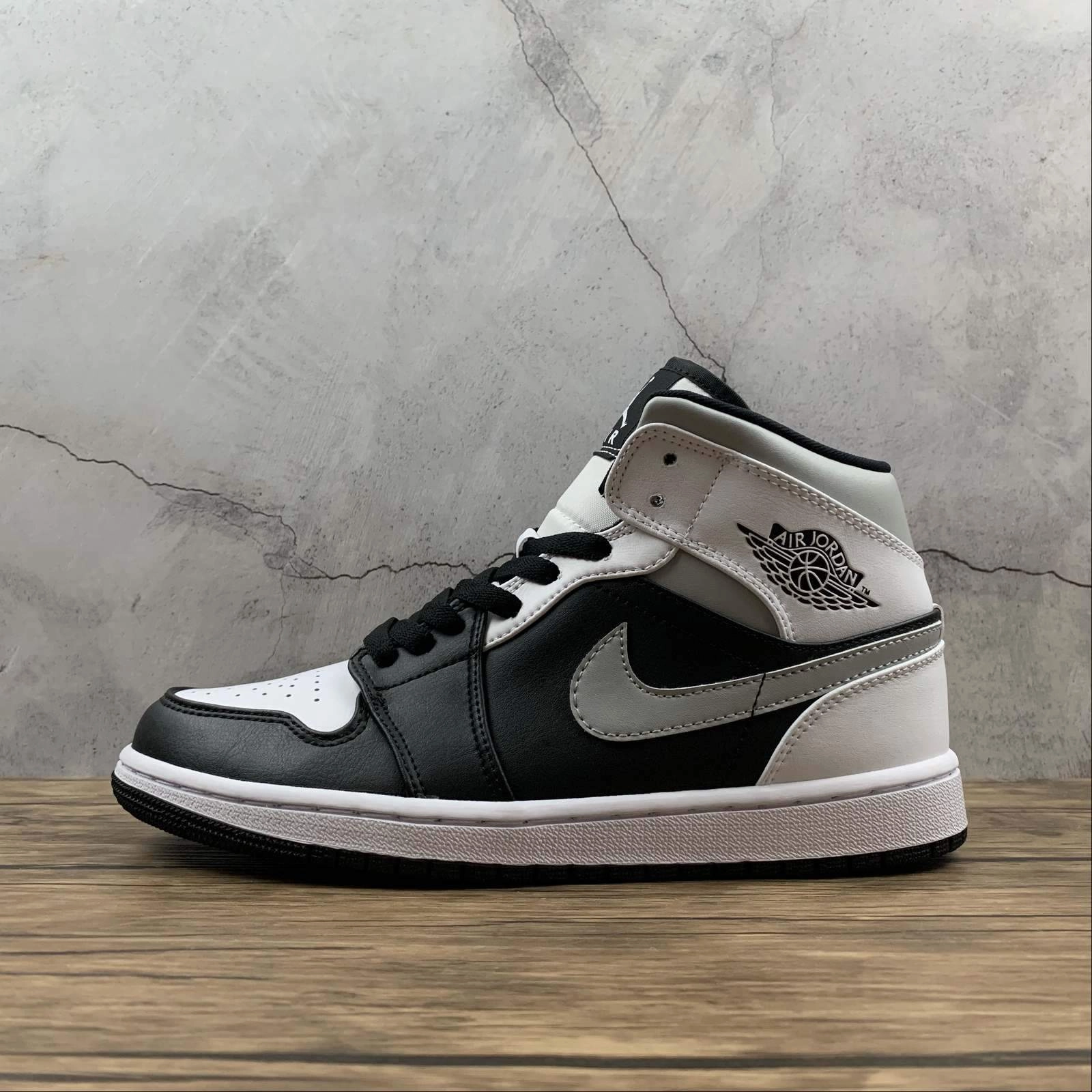 Air Jordan 1 Mid Black White-LT Smoke Grey Unbeatable flexibility