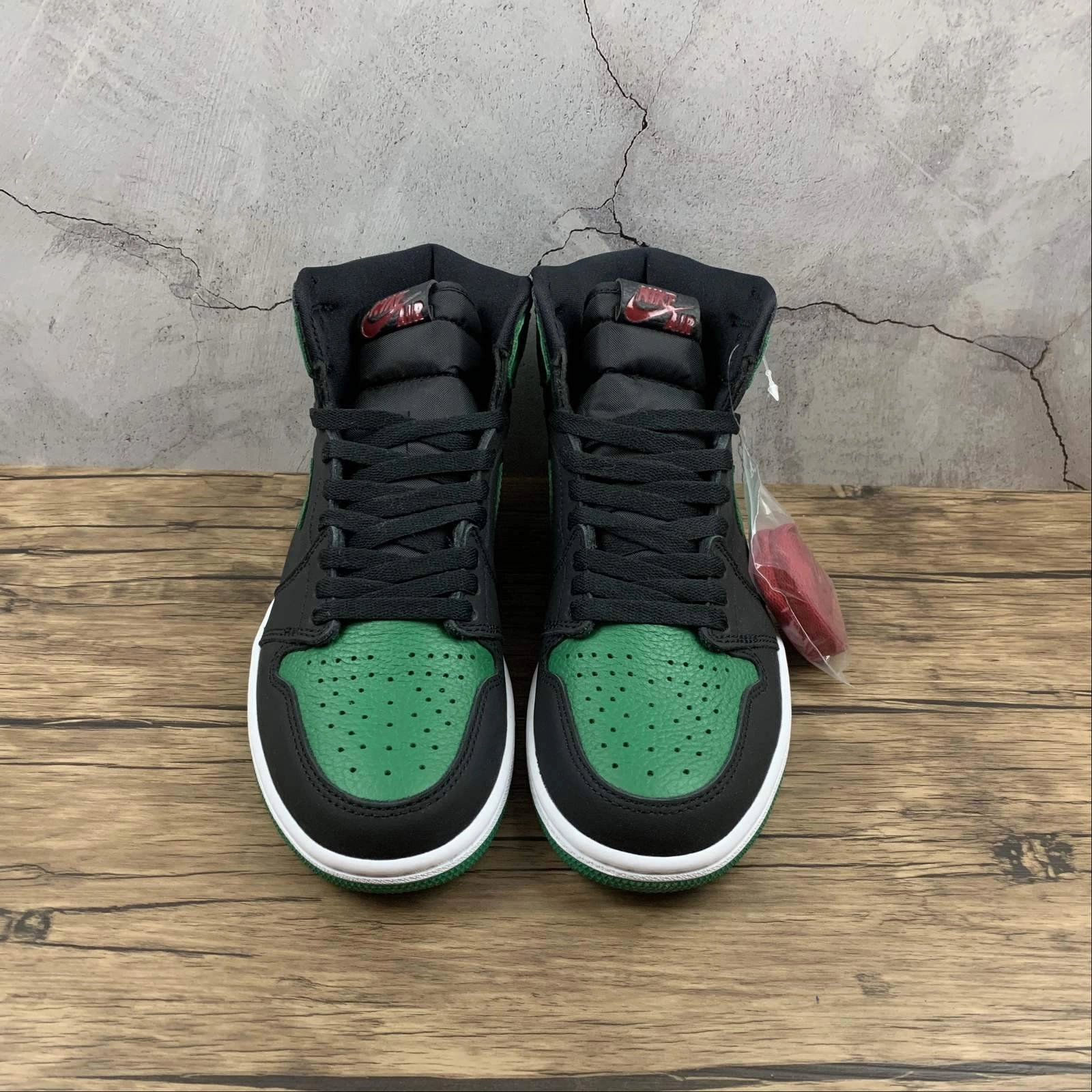 Fitness Friendly Smooth Base Air Jordan 1 Retro High OG Black Pine Green-White-Gym Red 555088-030