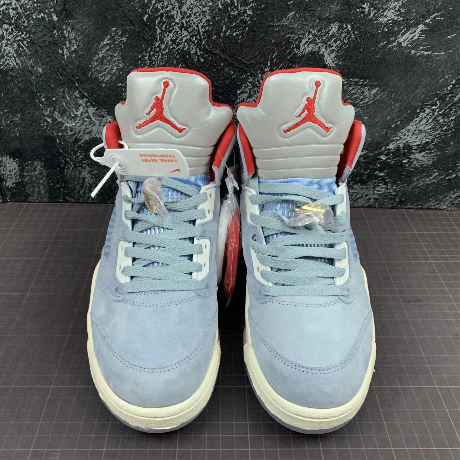 Padded interior Air Jordan 5 Retro x Trophy Room SP Ice Blu University CL1899-400