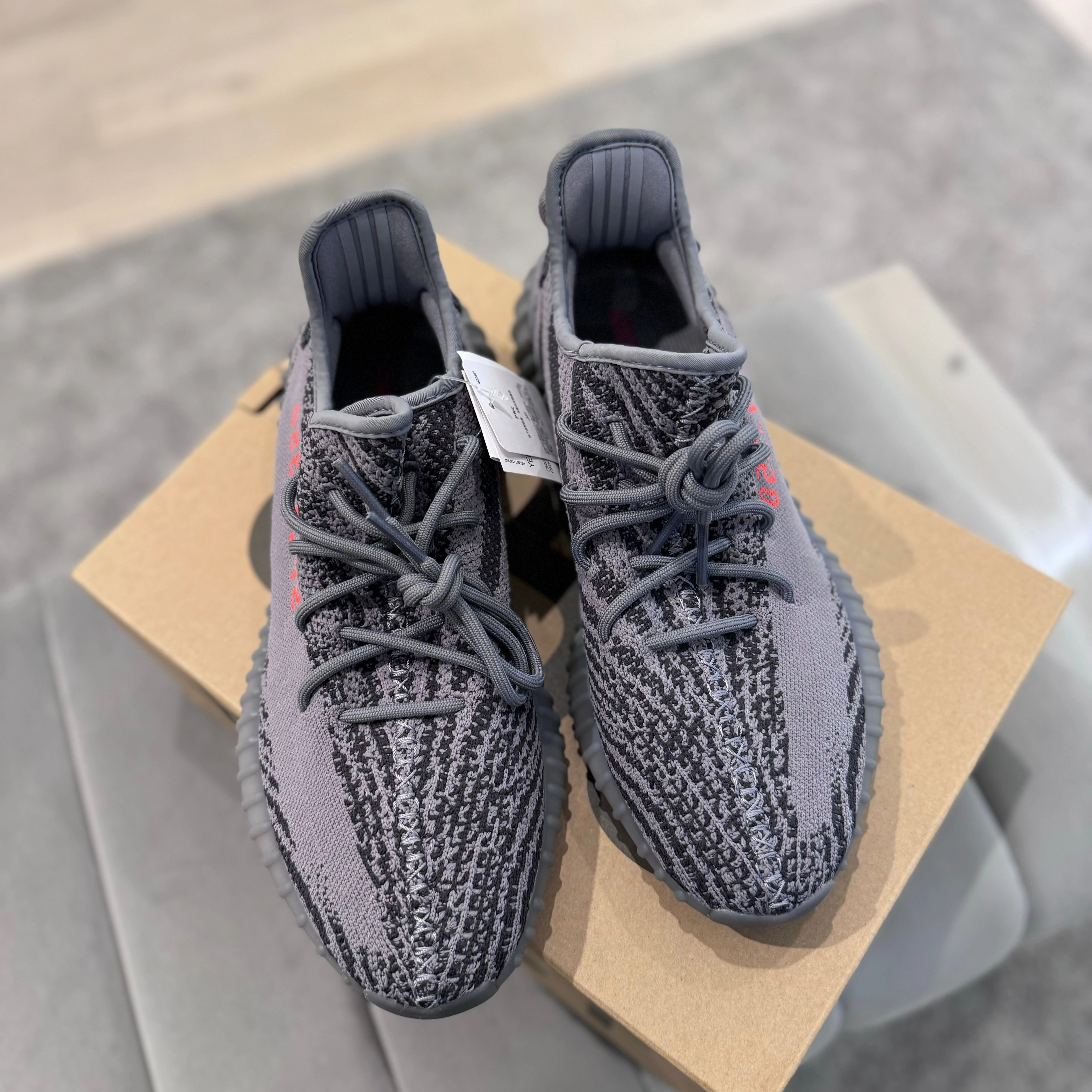 Natural motion YEEZY 350 V2 'BELUGA 2.0'