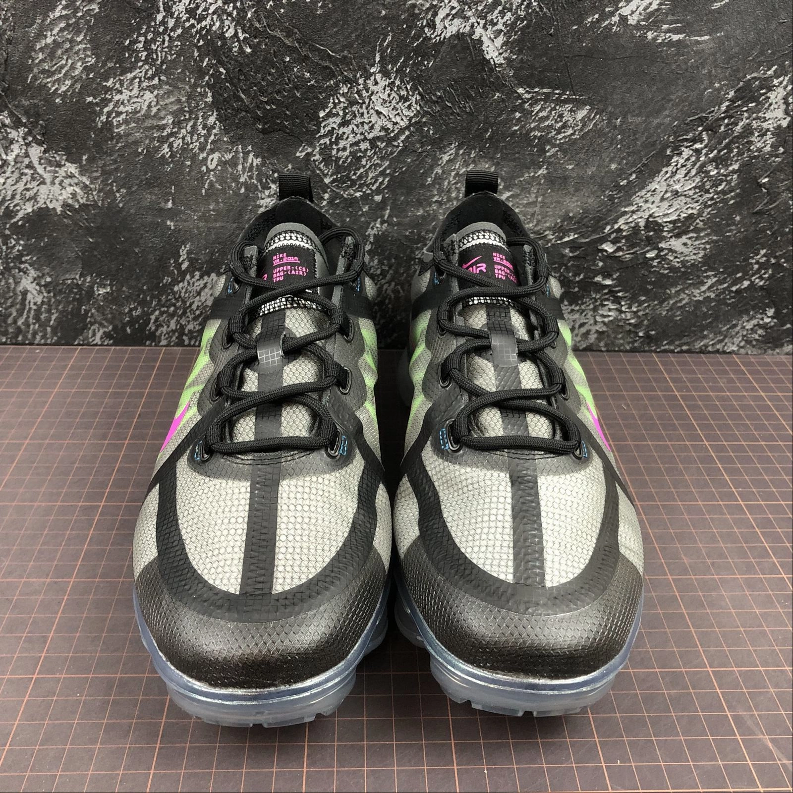 Streamlined grip Sleek lines Air VaporMax 2019 Premium Active Black Fuchsia Photo Blue AT6810-001