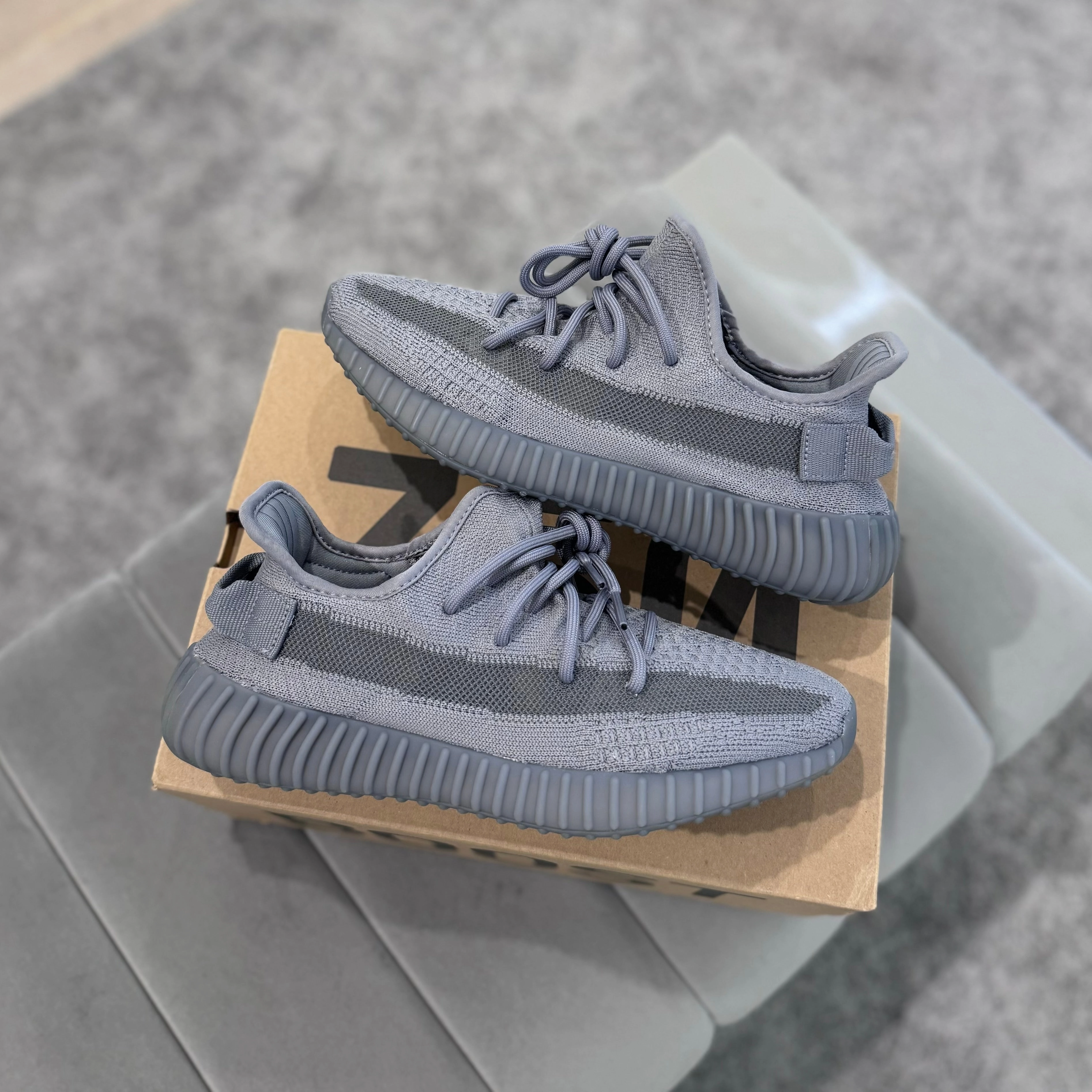 Minimal Pressure Celebrate Walk YEEZY 350 'STEEL GREY??