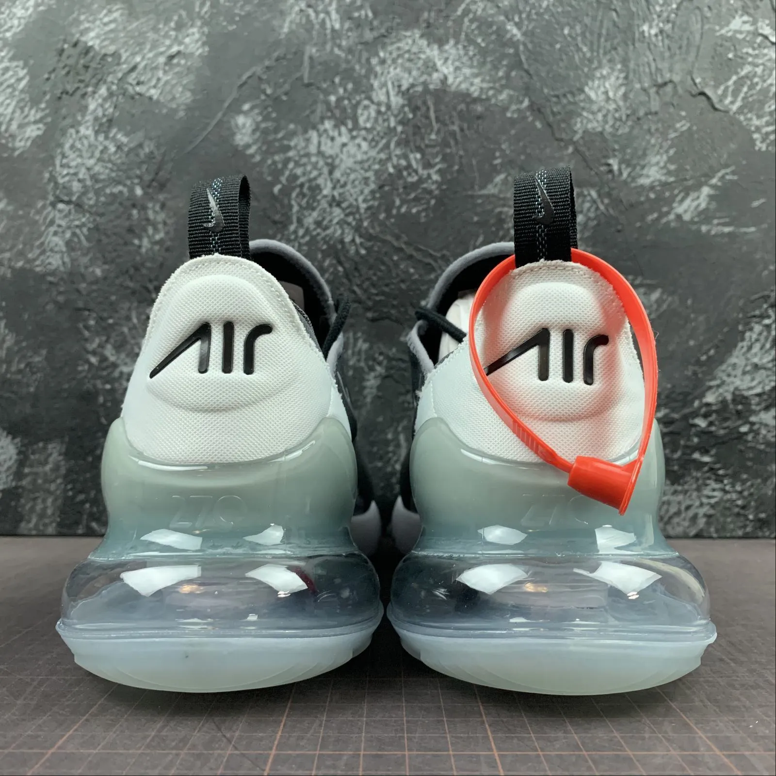 Wet Surface Running left - right specific shoes Air Max 270 Black Metallic Silver BQ9240-001