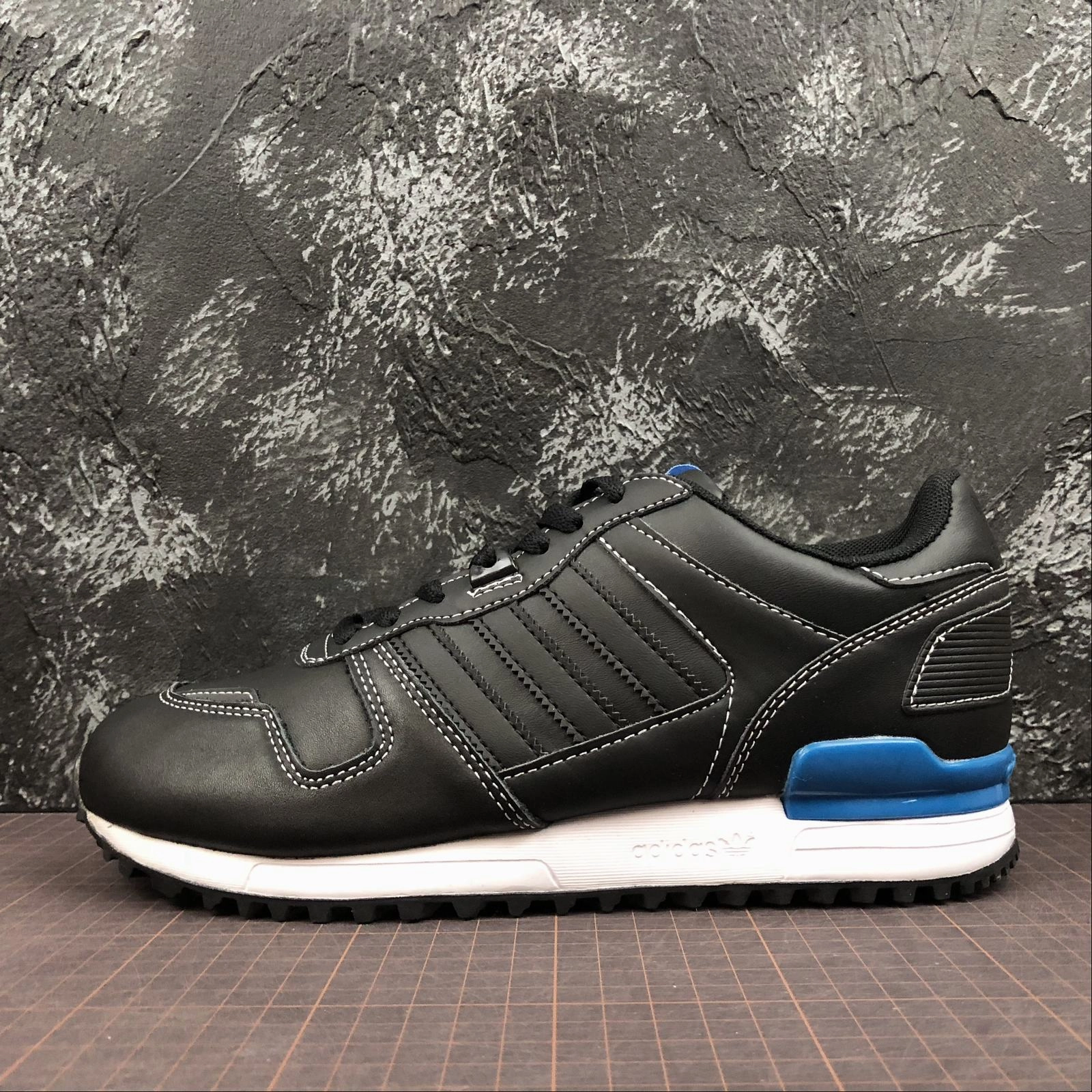 Adidas ZX700 Black Royal White G68638 sprint shoes