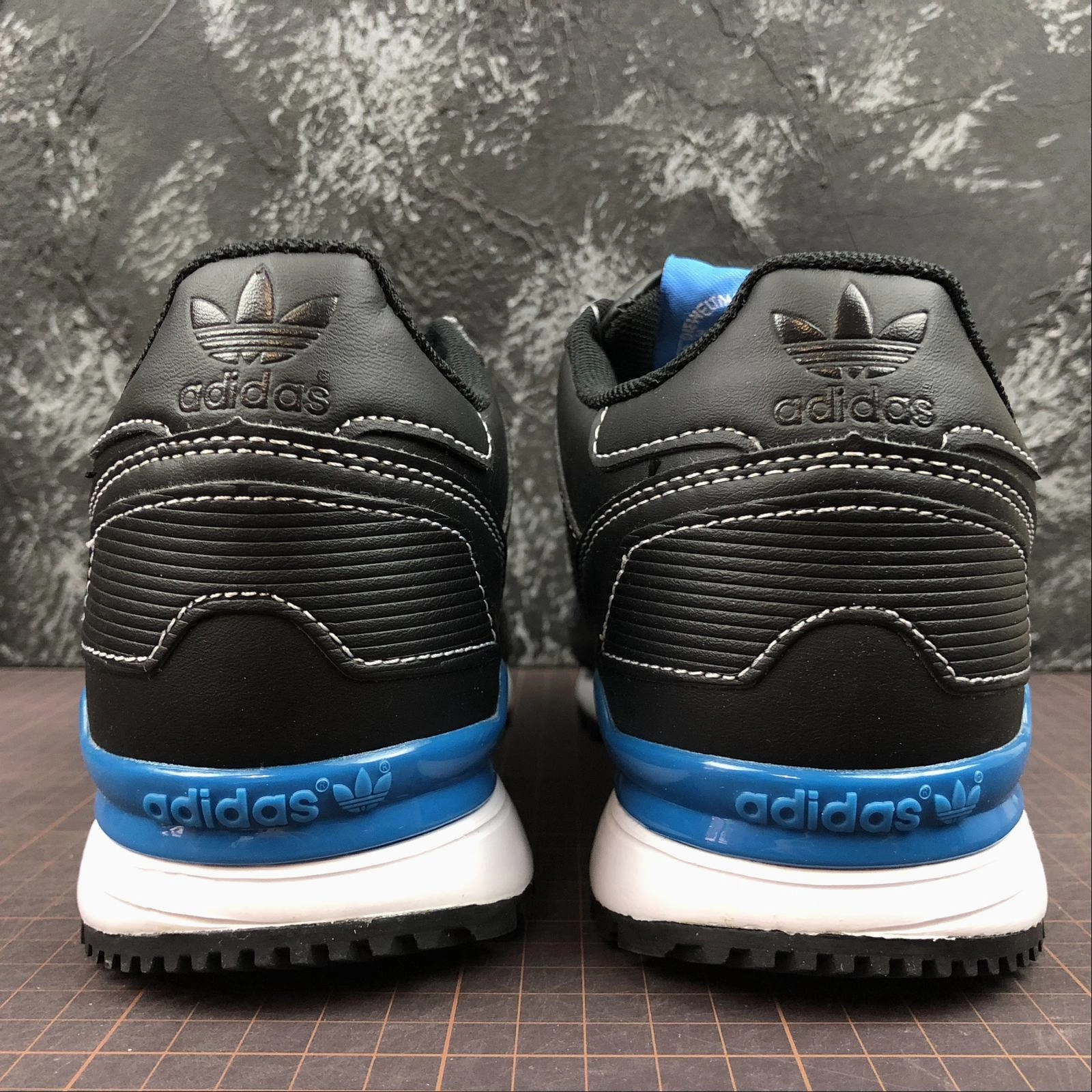 city - running Style Adidas ZX700 Black Royal White G68638