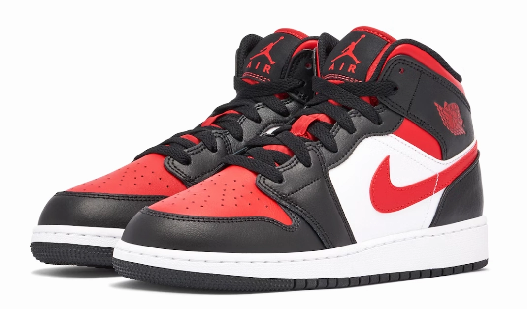 Any Outfit jordan 1 mid (gs) fire red