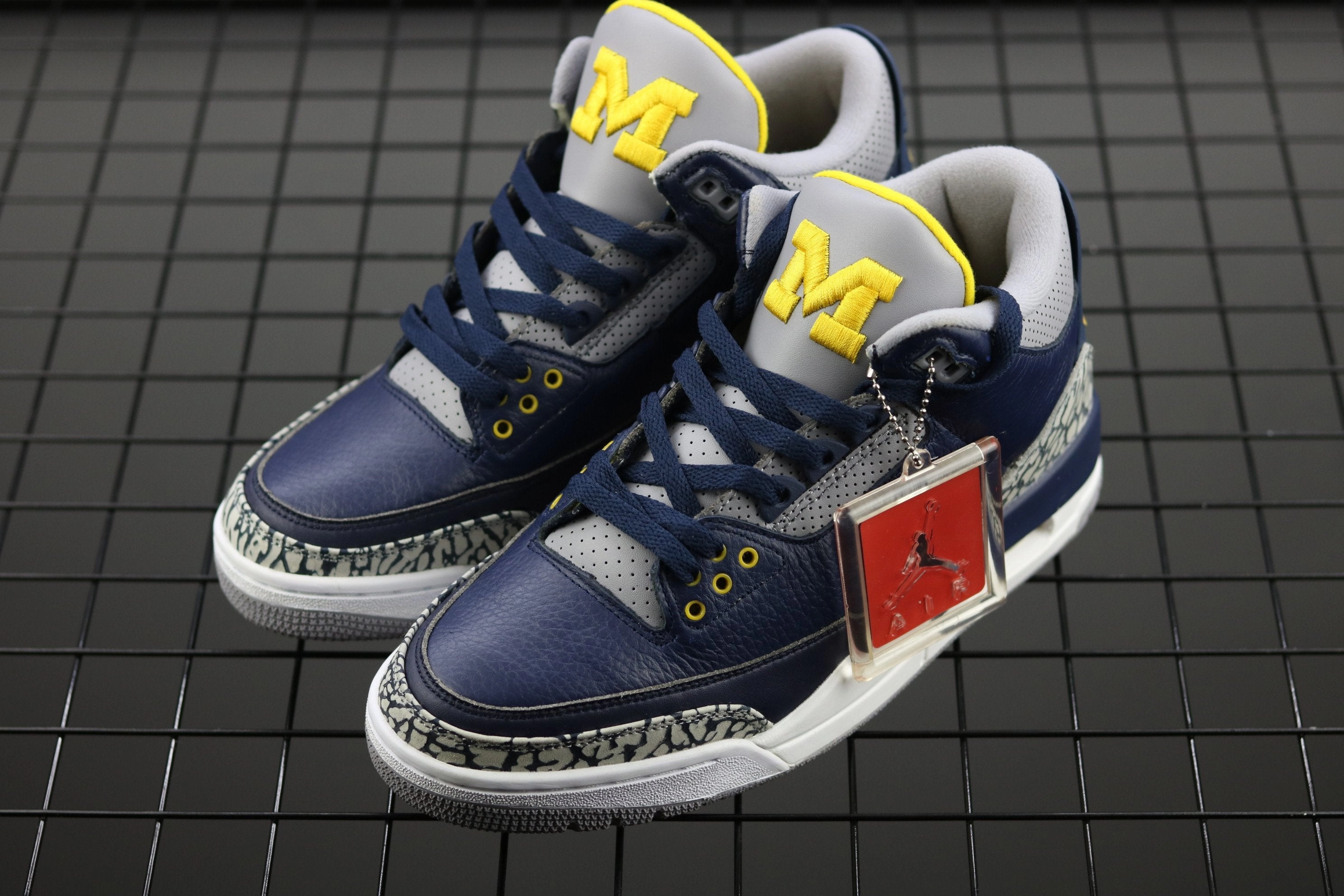 Air Jordan 3 Retro Michigan PE College Navy Amarillo 820064 Glow Step