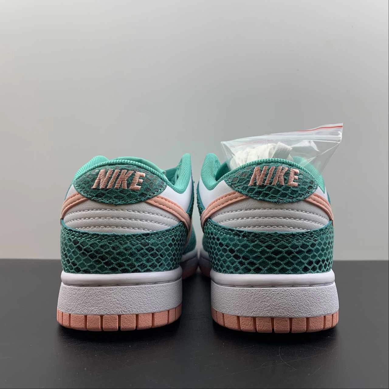 Aerobic Flex Sole Easy Styling SB Dunk Low Snakeskin White Teal Pink DR8577-300