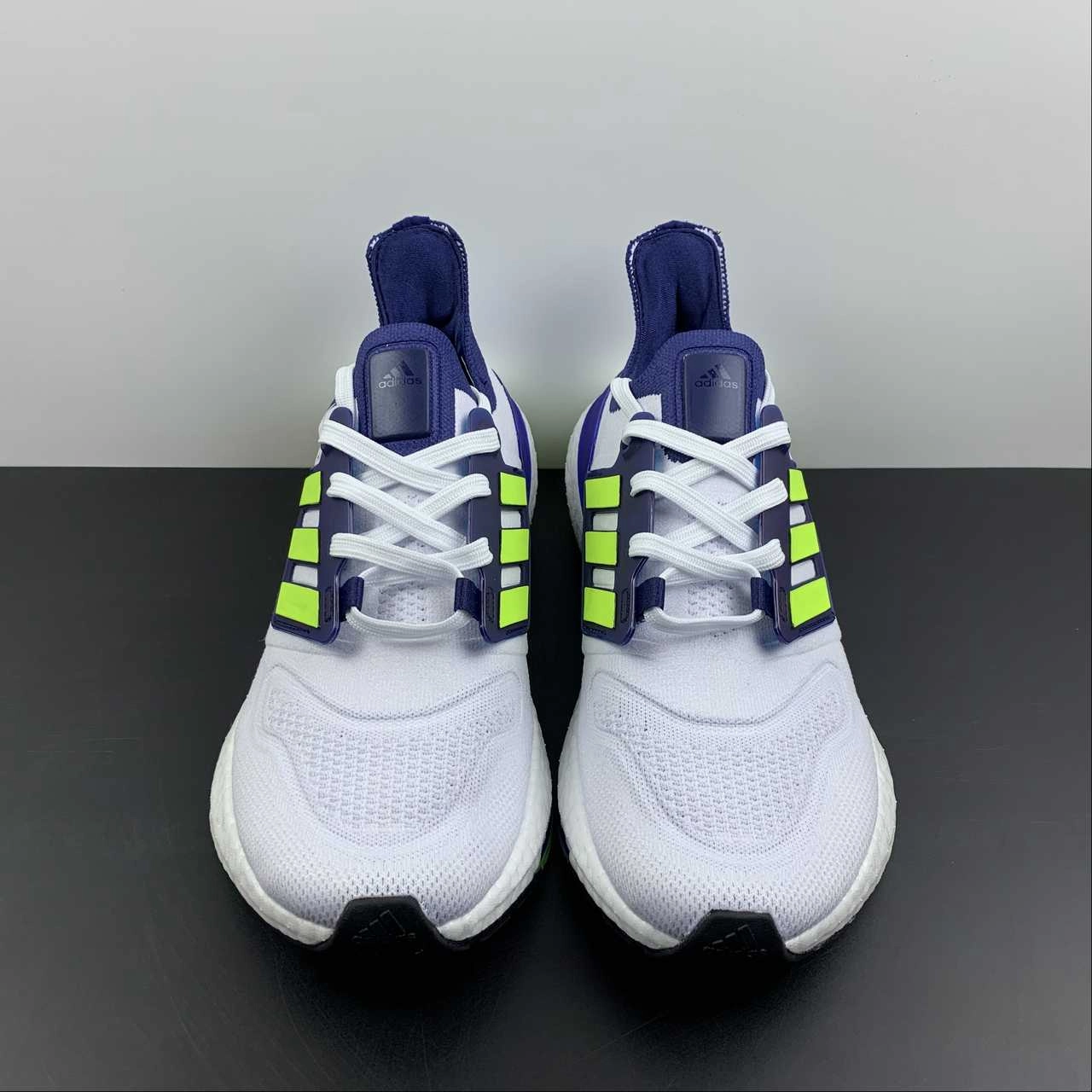 Outfit Ease Advanced Traction Pattern Adidas UltraBoost 22 White Blue Yellow GZ7211