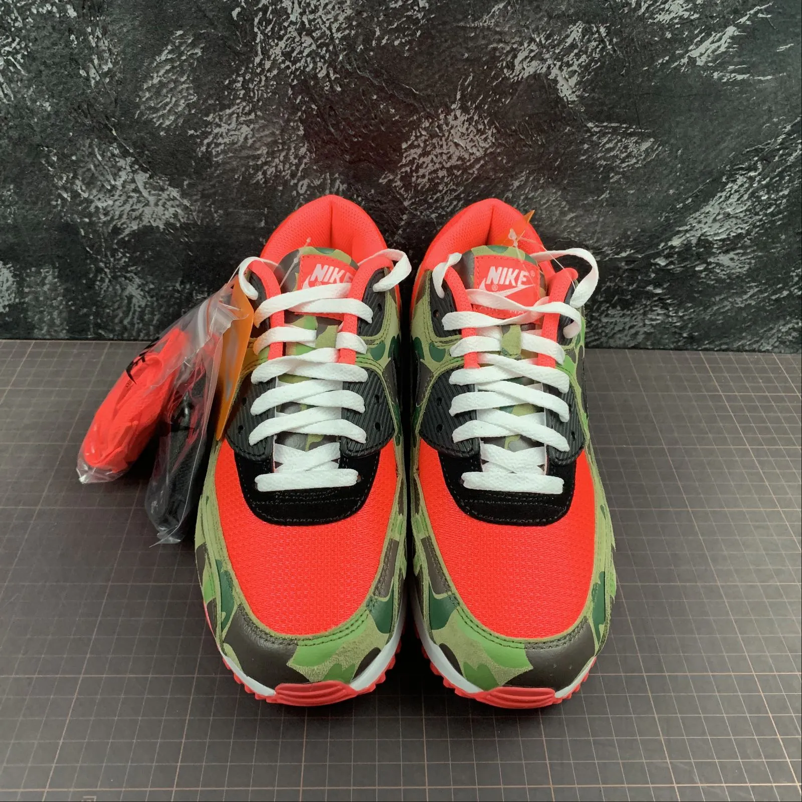 dry - climate shoes light colors Air Max 90 Reverse Duck Camo Infrared Dark Sage Baroque Brown CW6024-600