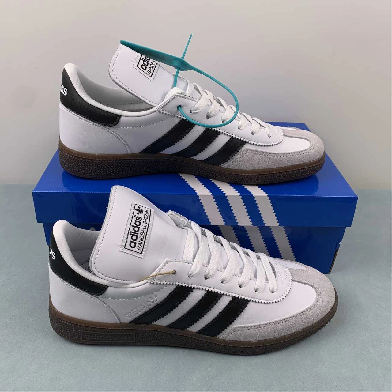 Foot Structure running with a running belt Adidas Handball Spezial Cloud White Core Black Gum IH2291