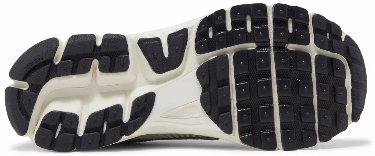 Firmness weekday running shoe interval Nike Vomero 5 Photon Dust Metallic Silver