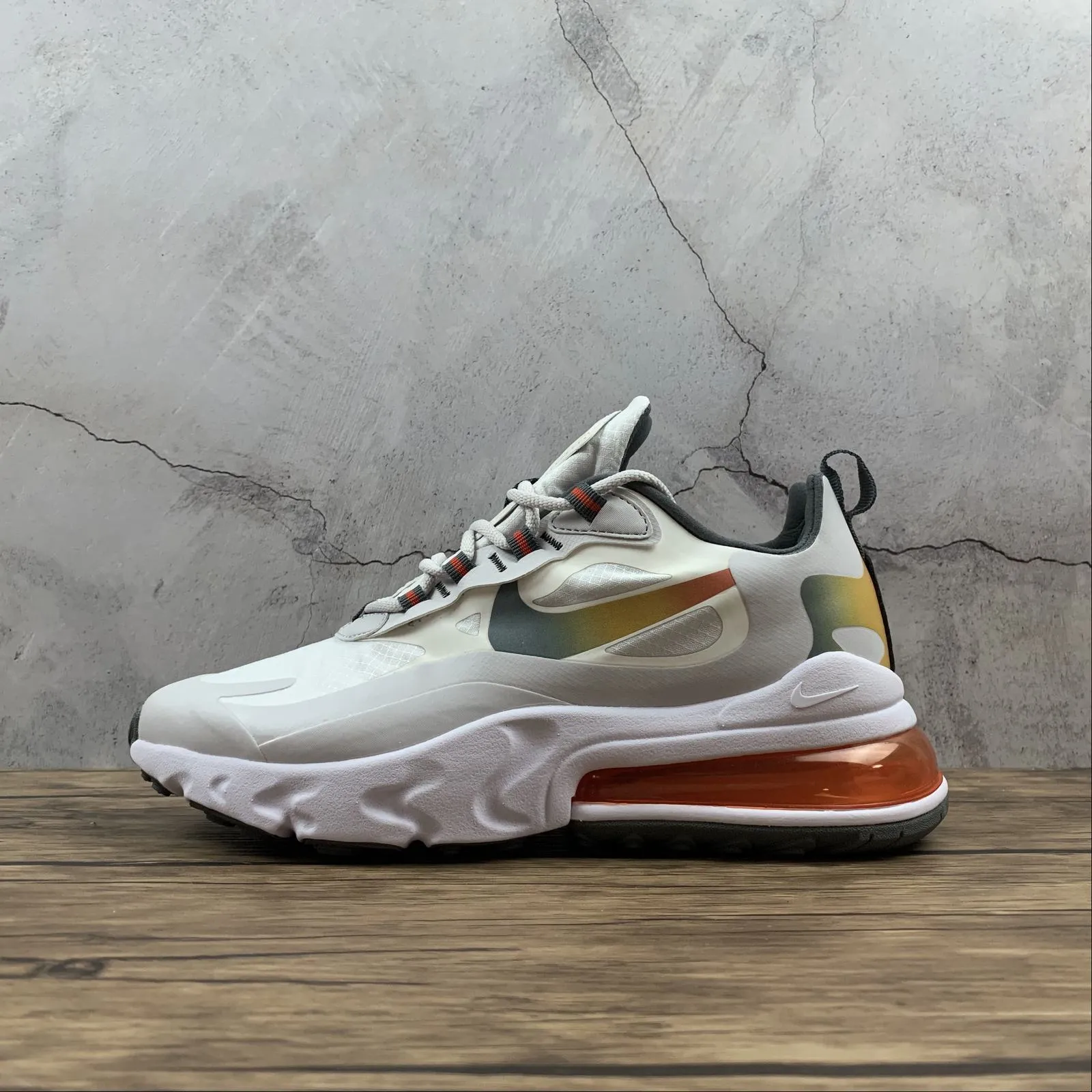 rectangular - design shoes Air Max 270 React SE Summit White Metallic Gold CD6615-100